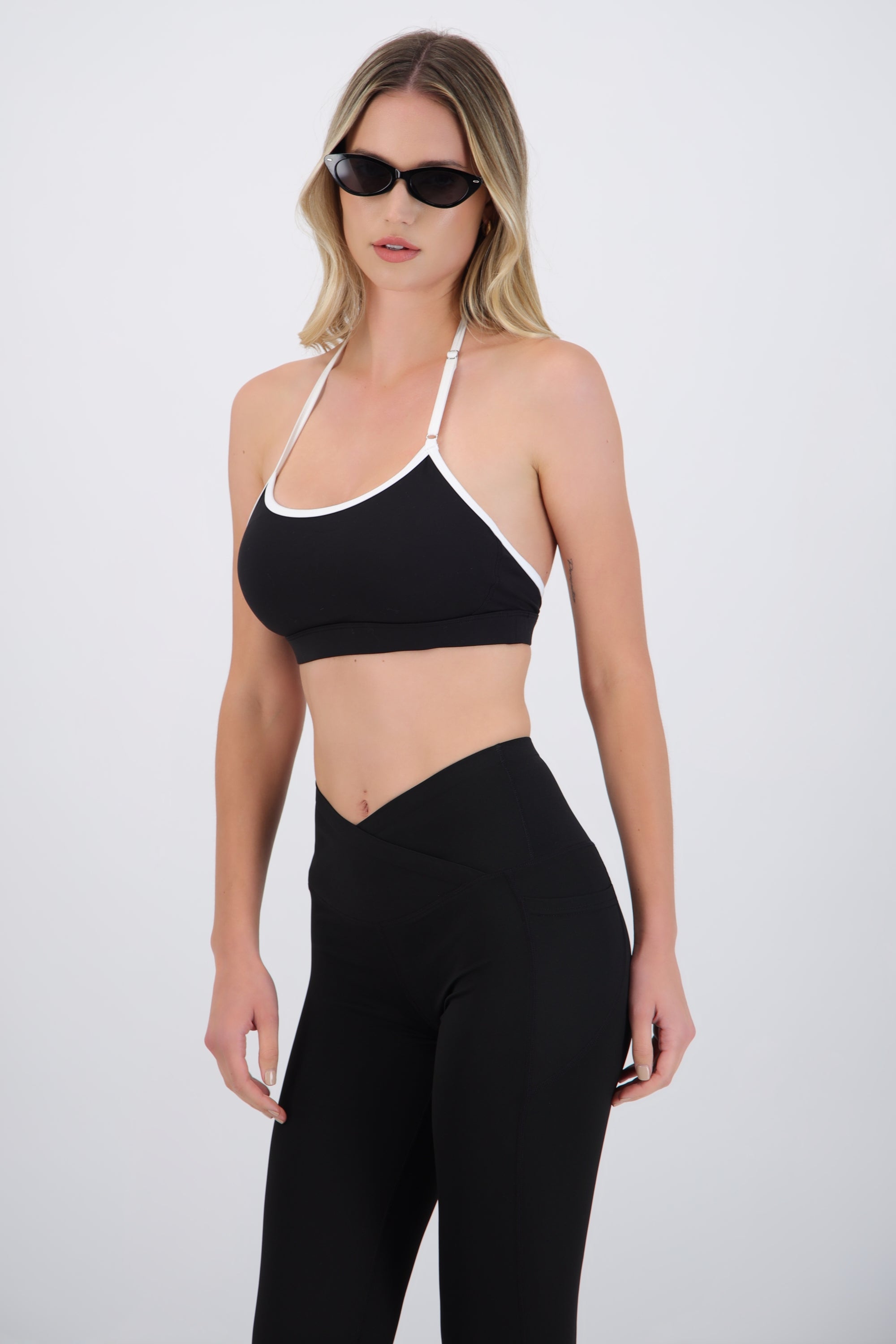 Top halter deportivo contraste