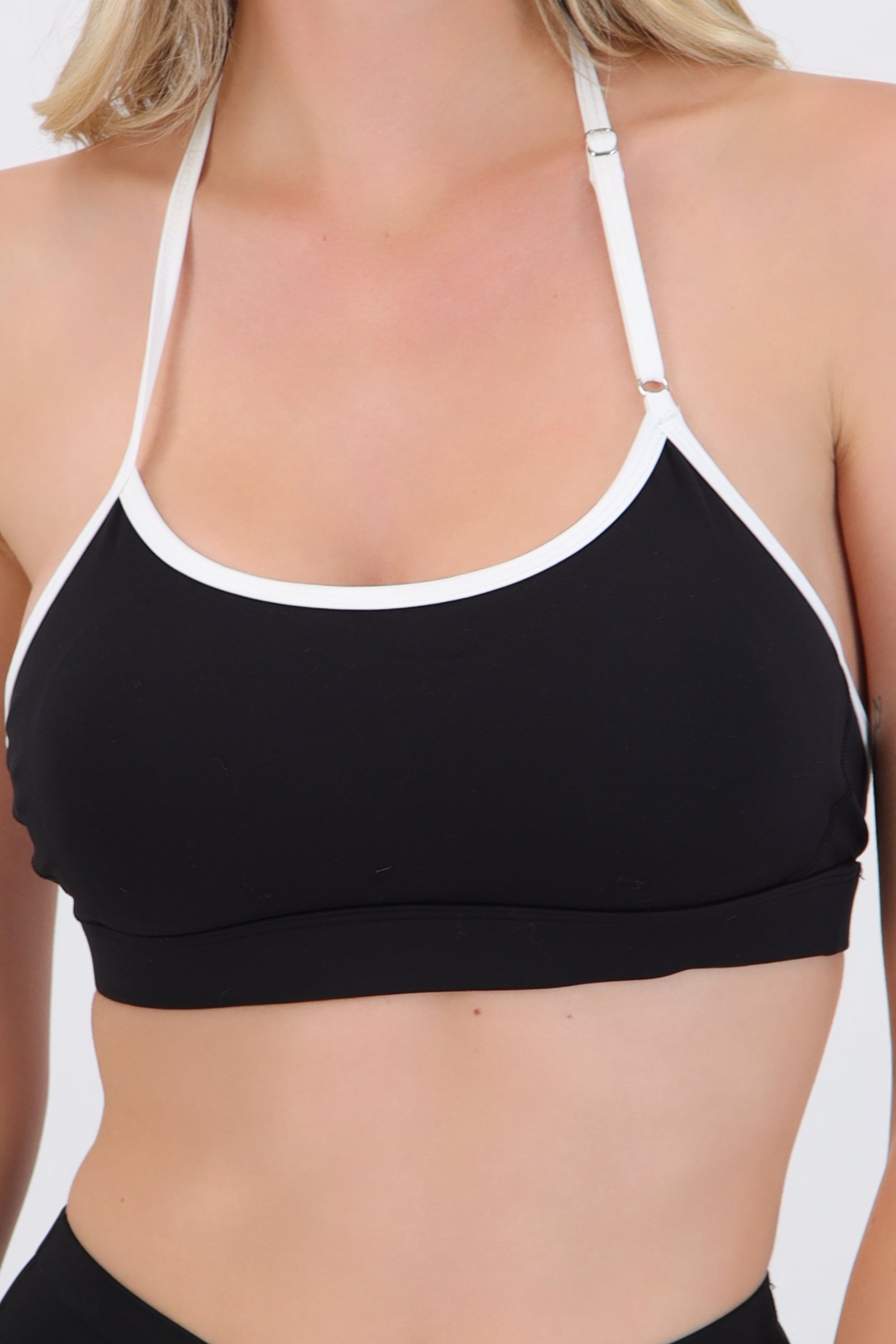 Top halter deportivo contraste