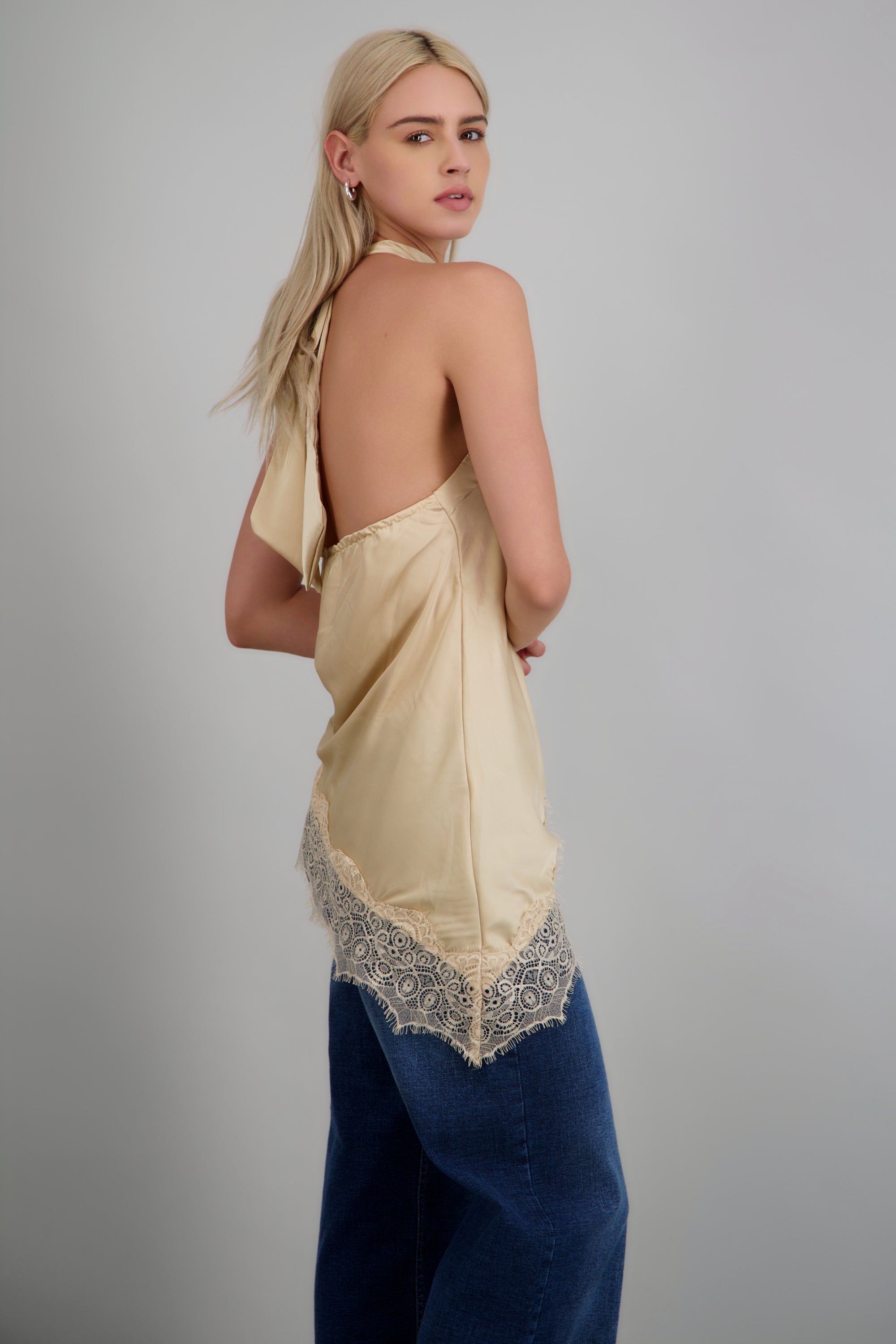 Top halter amarre satinado detalle encaje ARENA