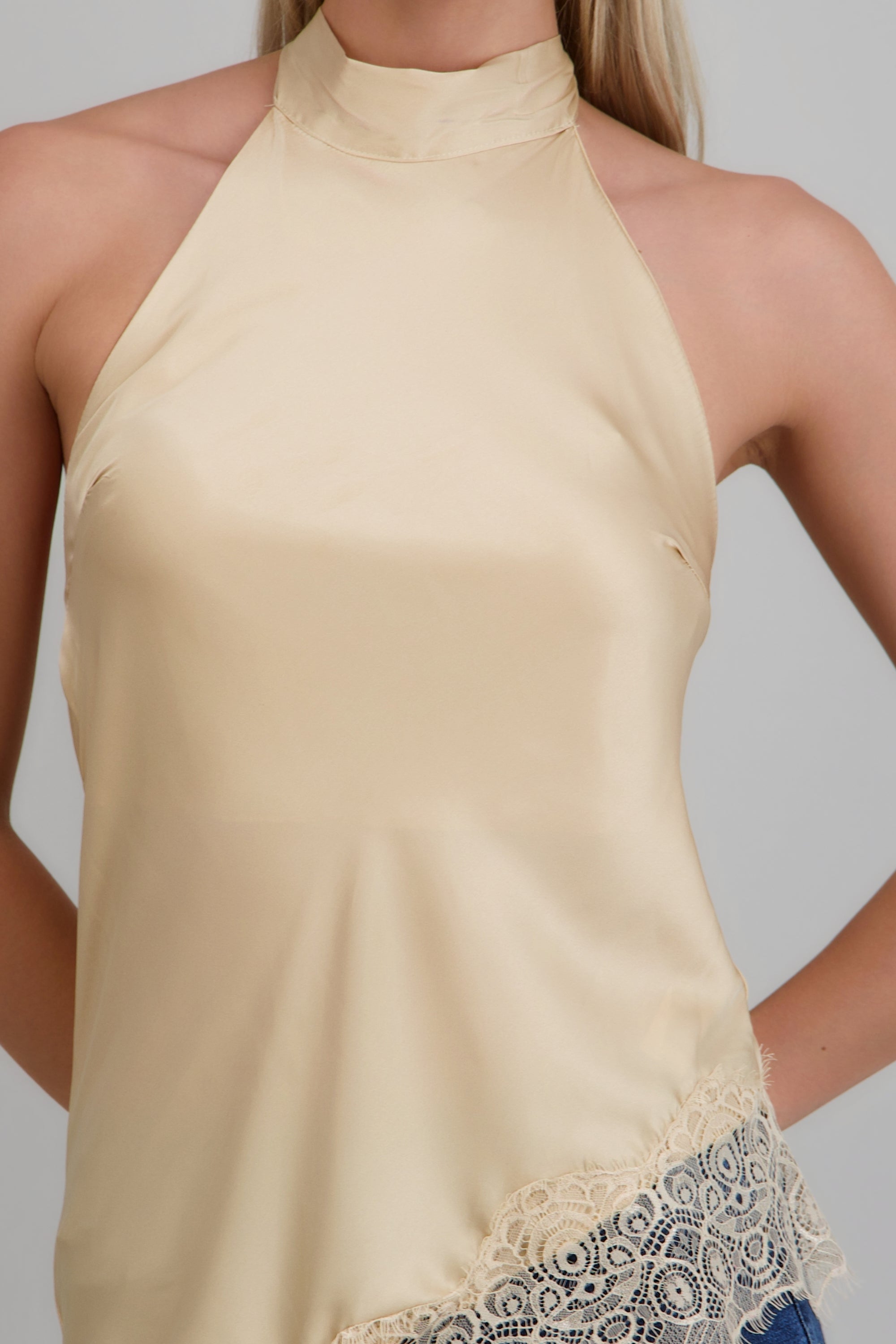 Top halter amarre satinado detalle encaje ARENA