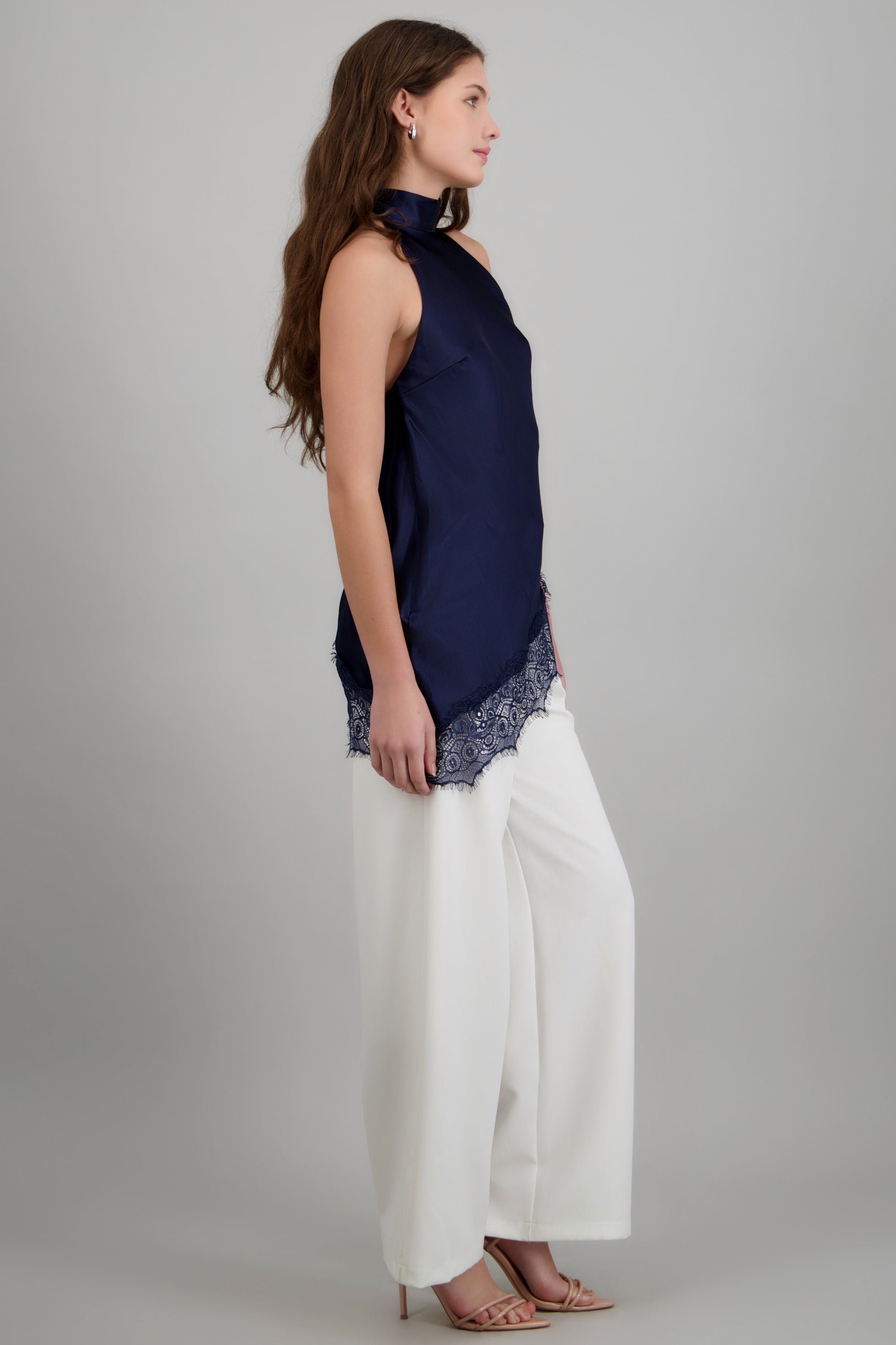 Top halter amarre satinado detalle encaje MARINO