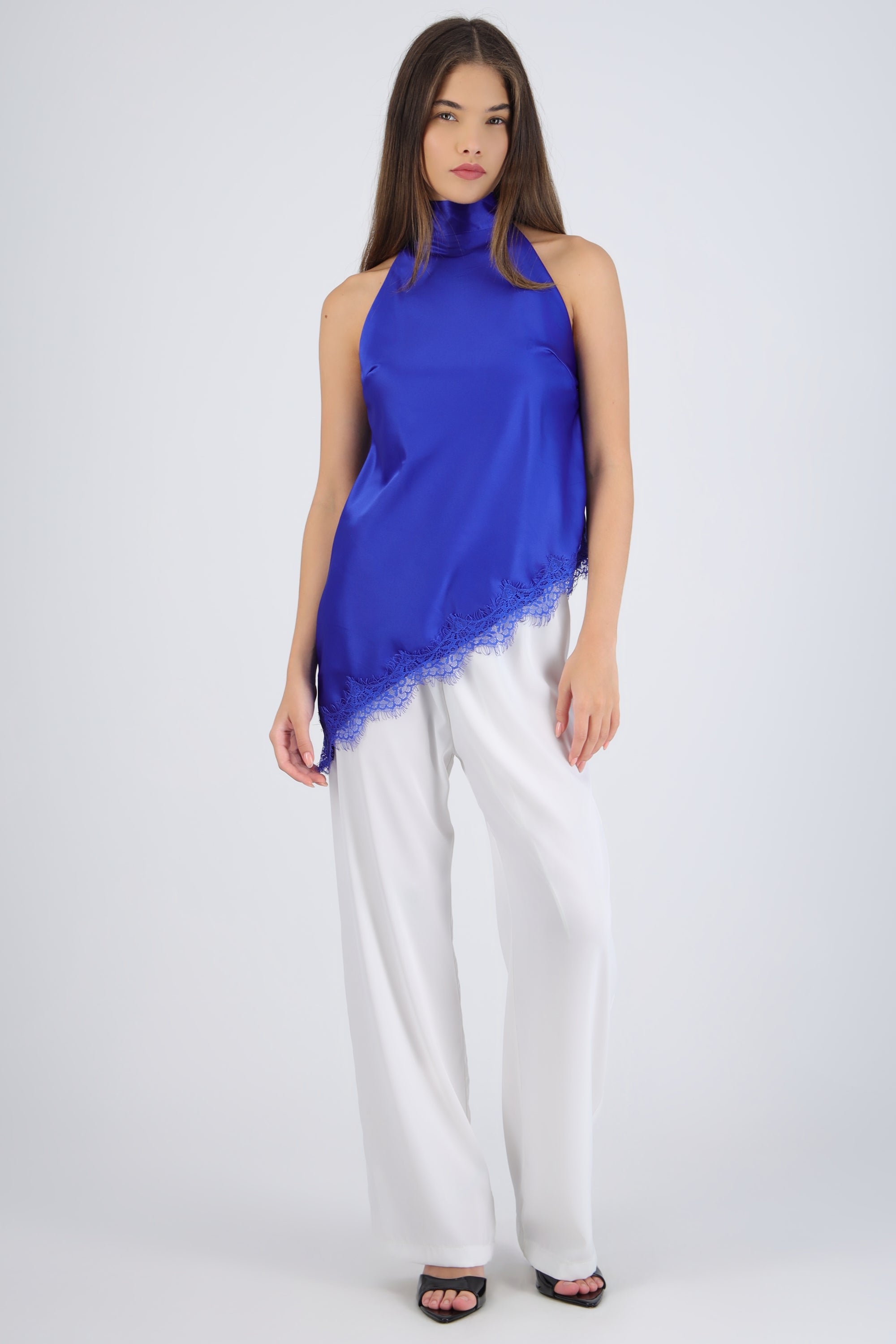 Top halter amarre satinado detalle encaje