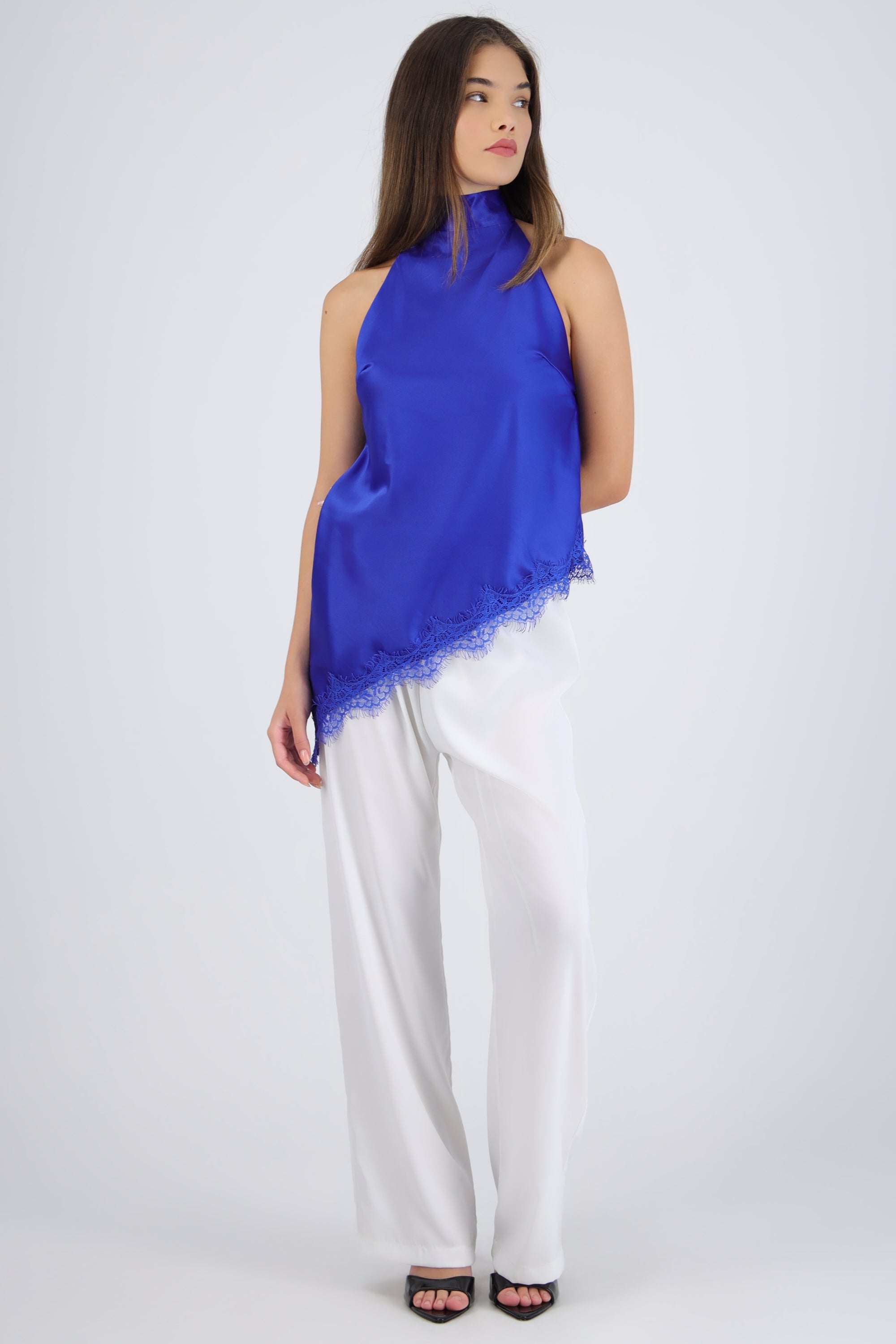 Top halter amarre satinado detalle encaje