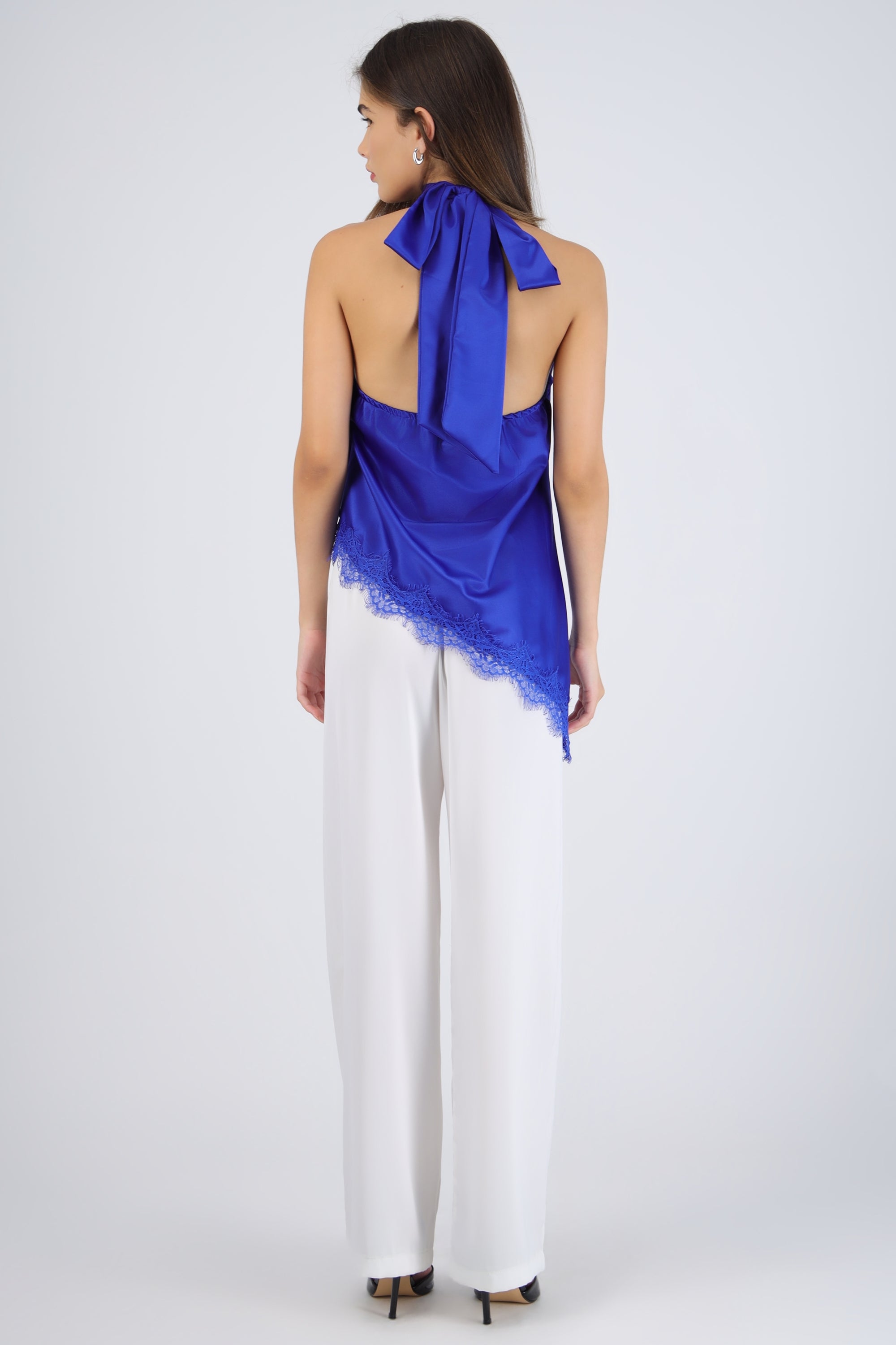 Top halter amarre satinado detalle encaje