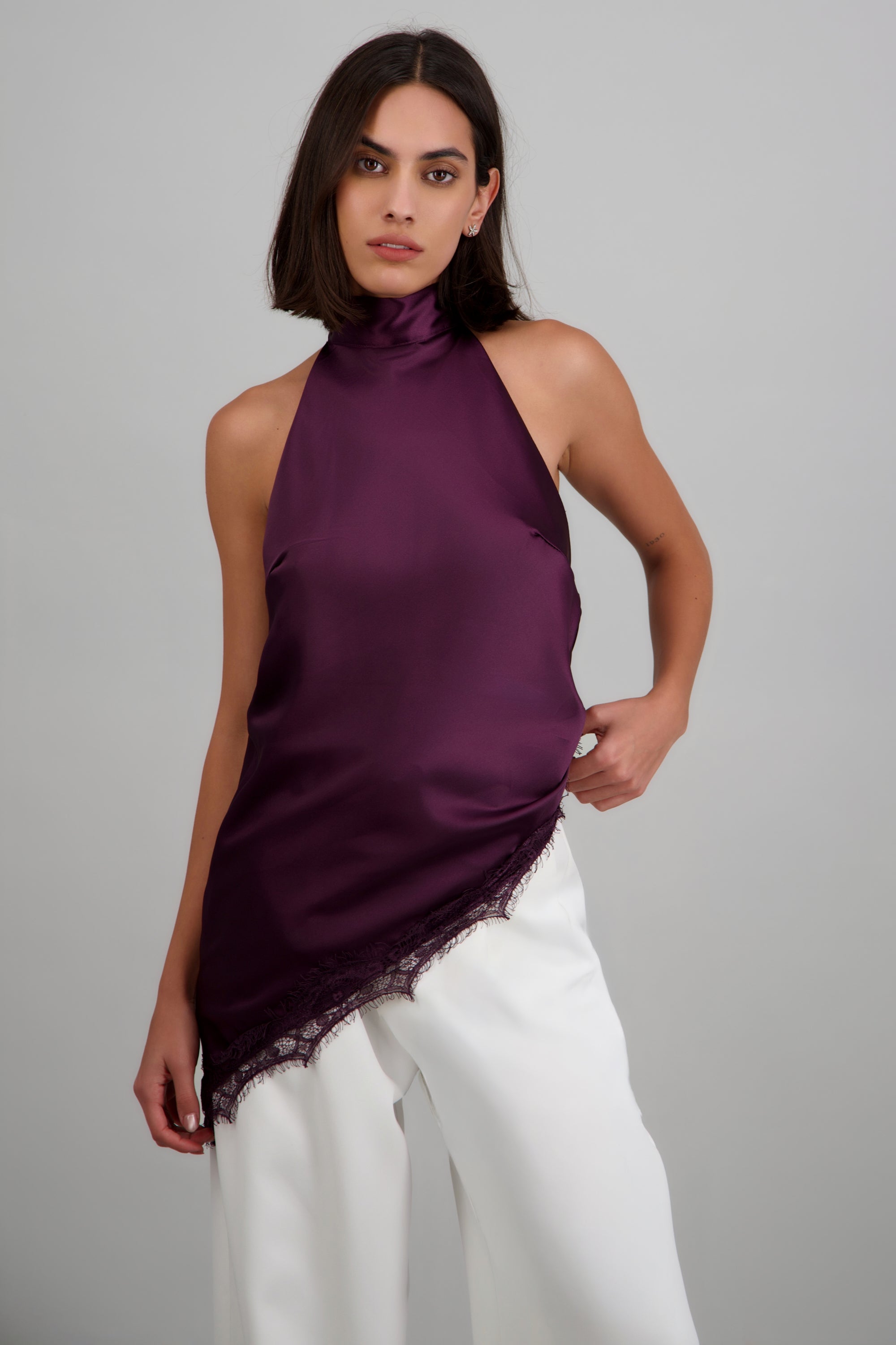 Top halter amarre satinado detalle encaje UVA