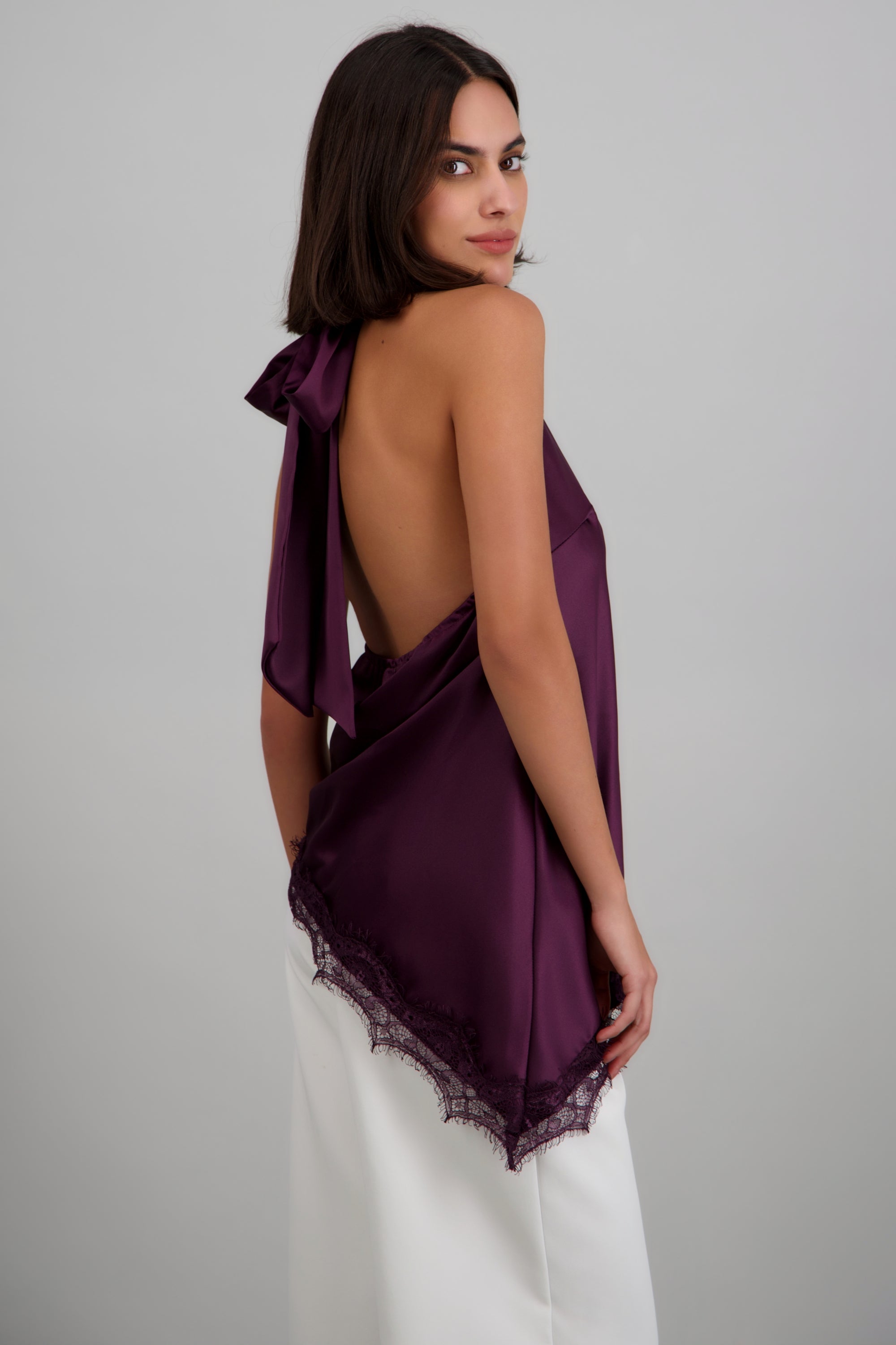 Top halter amarre satinado detalle encaje UVA