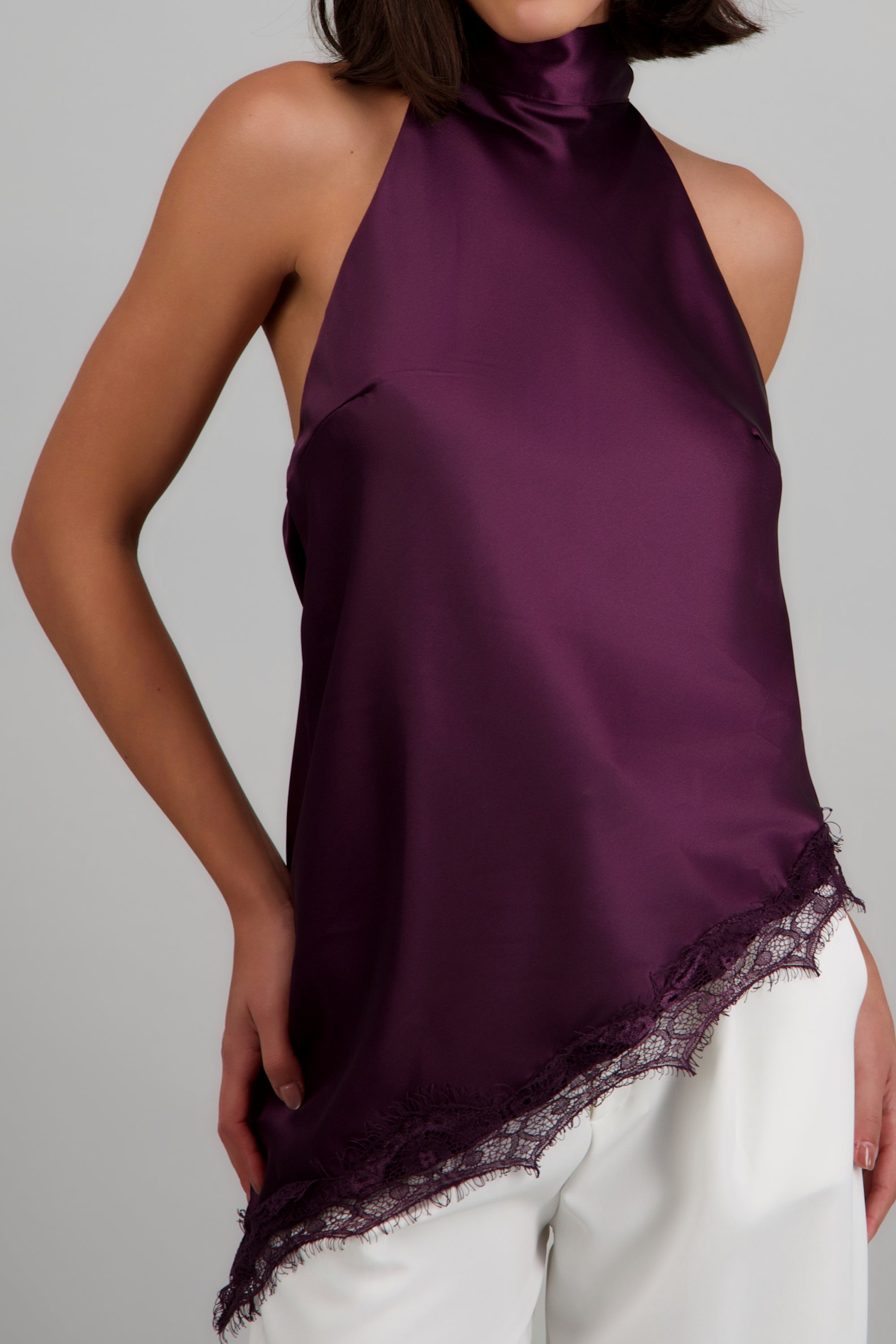Top halter amarre satinado detalle encaje UVA