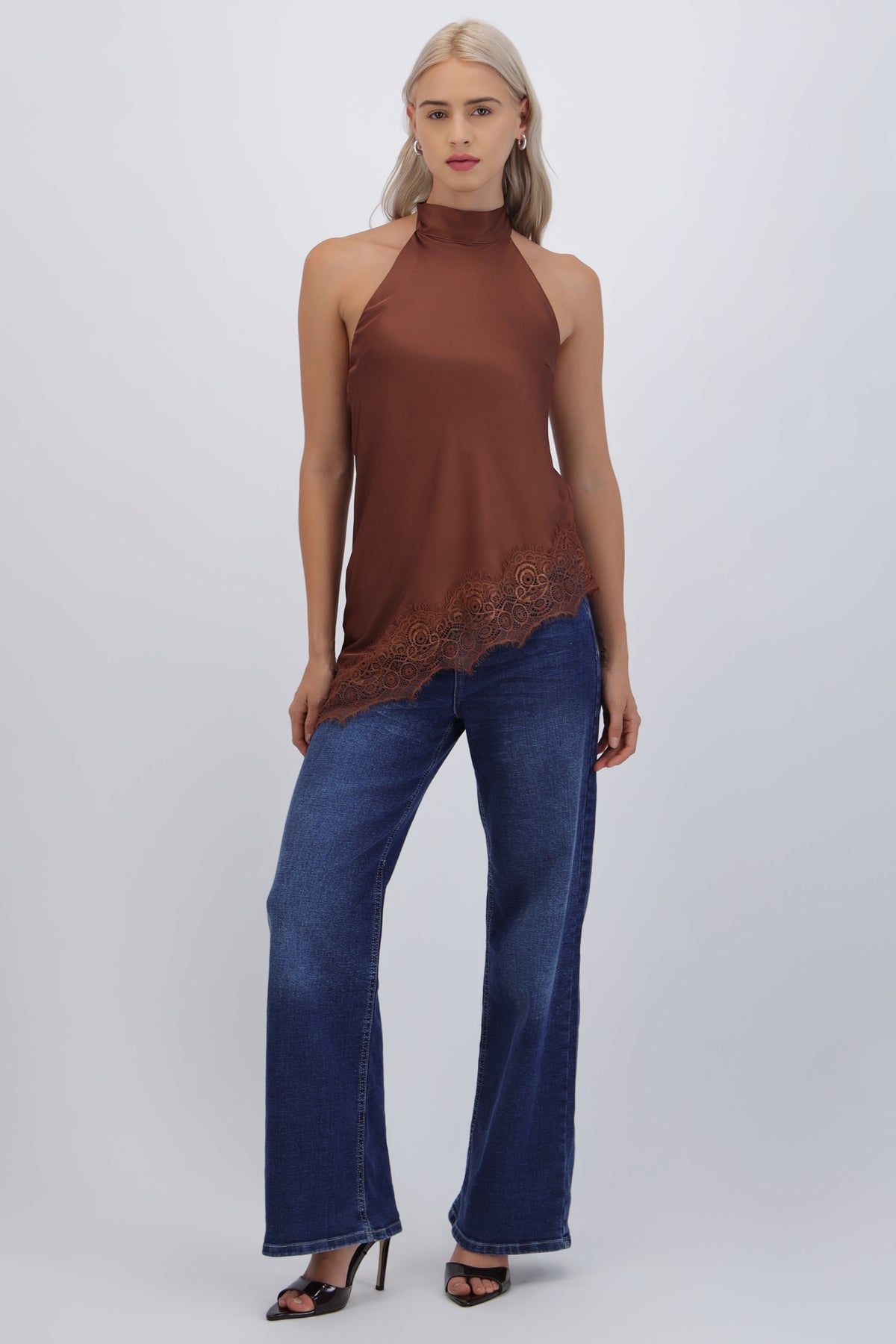 Top halter amarre satinado detalle encaje CHOCOLATE