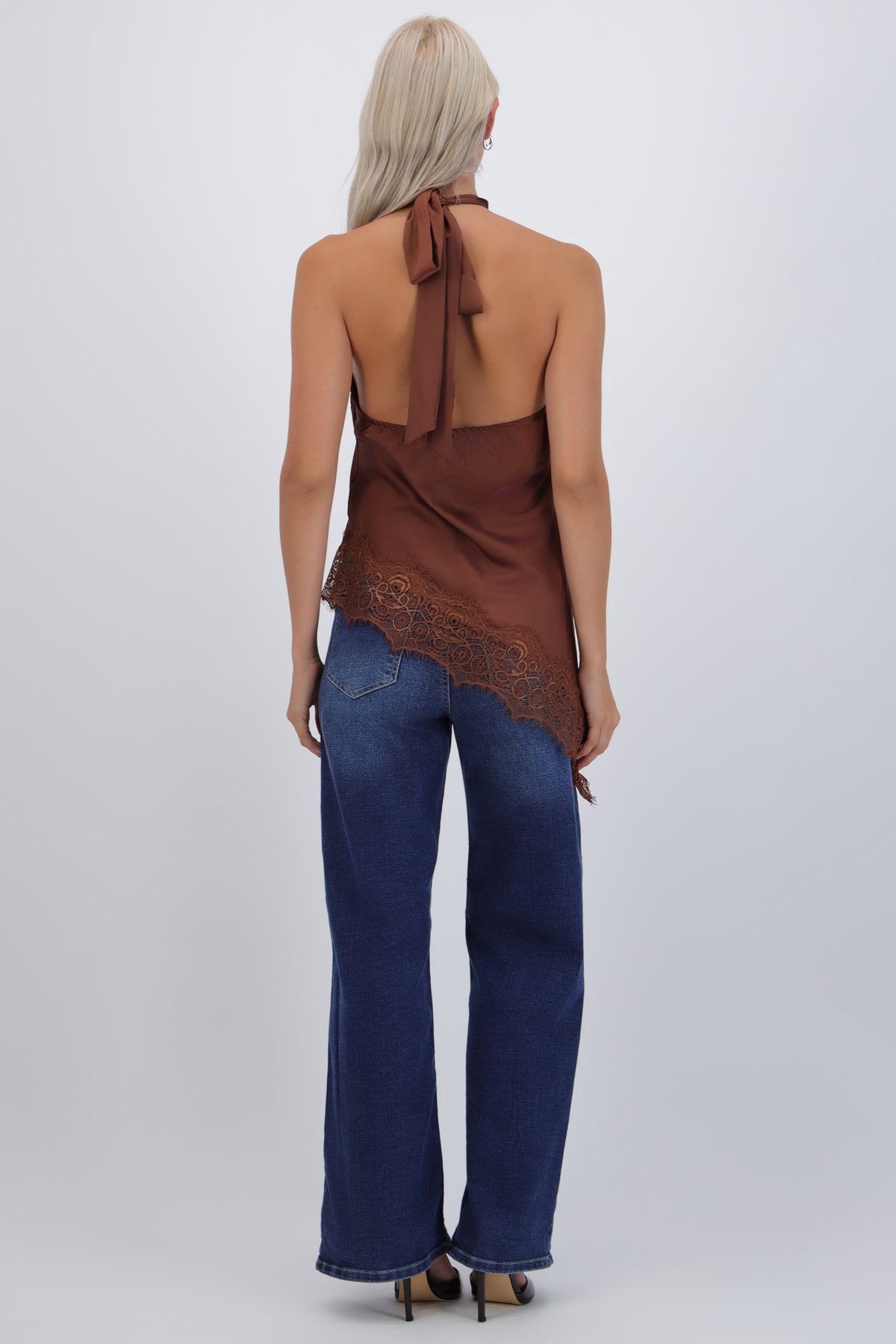 Top halter amarre satinado detalle encaje CHOCOLATE
