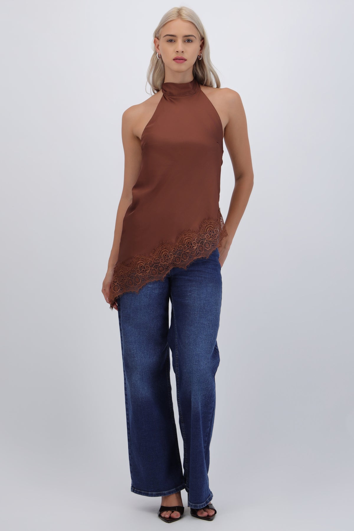 Top halter amarre satinado detalle encaje CHOCOLATE