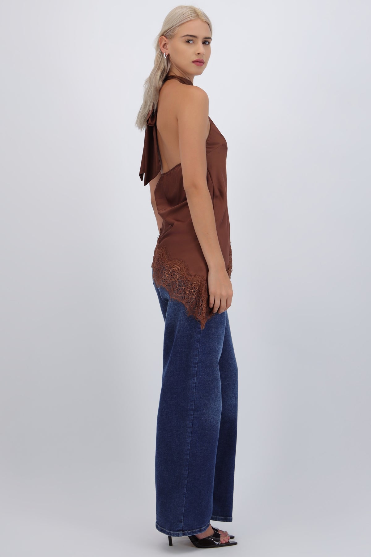 Top halter amarre satinado detalle encaje CHOCOLATE