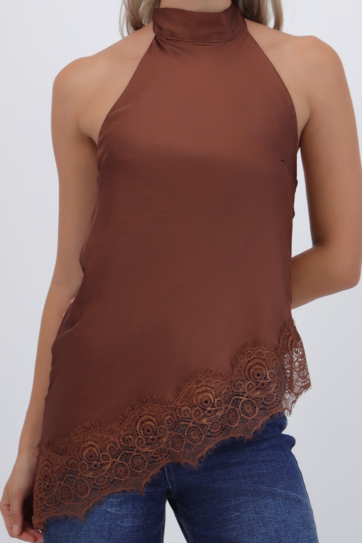 Top halter amarre satinado detalle encaje CHOCOLATE