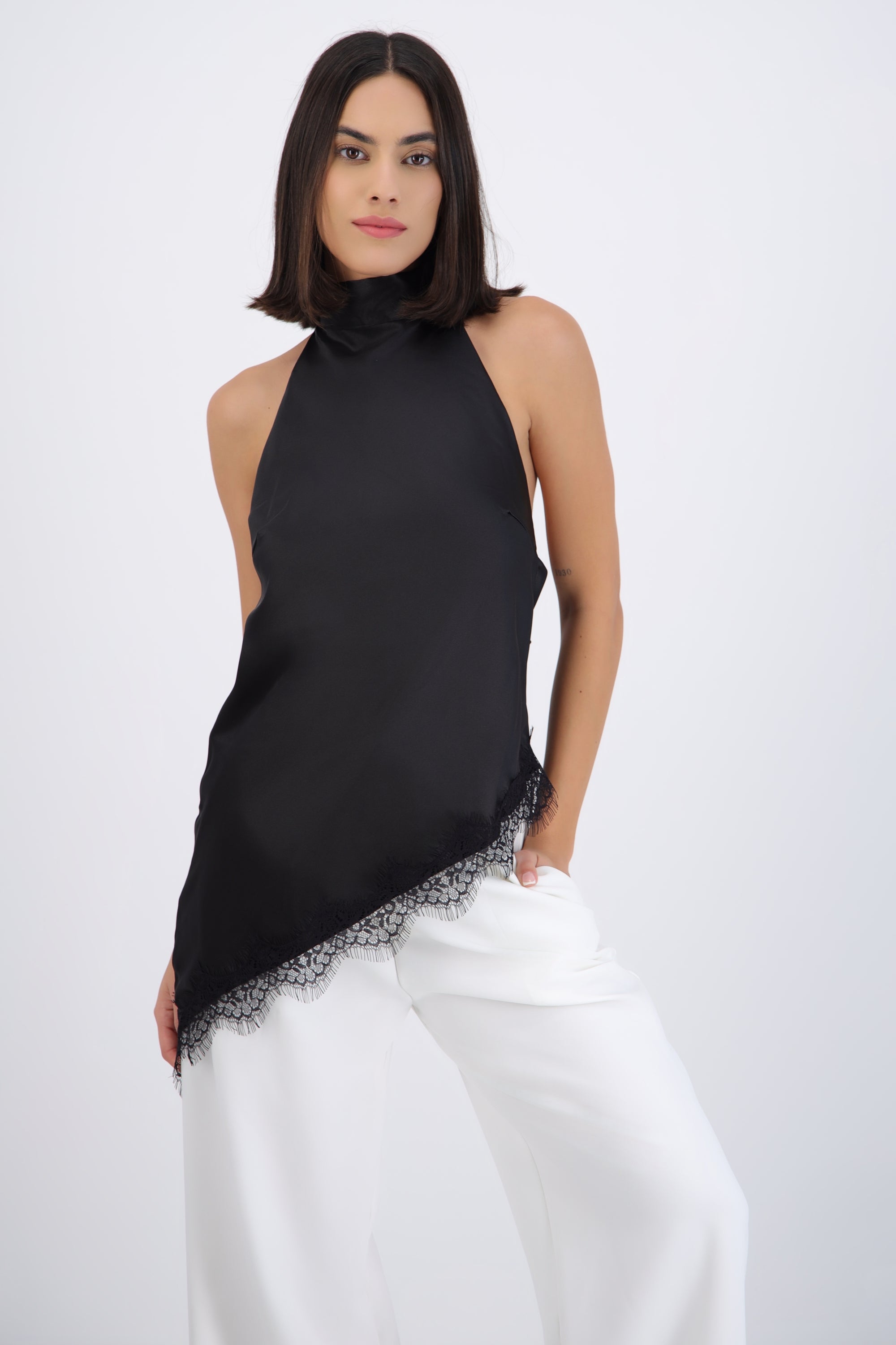 Top halter amarre satinado detalle encaje