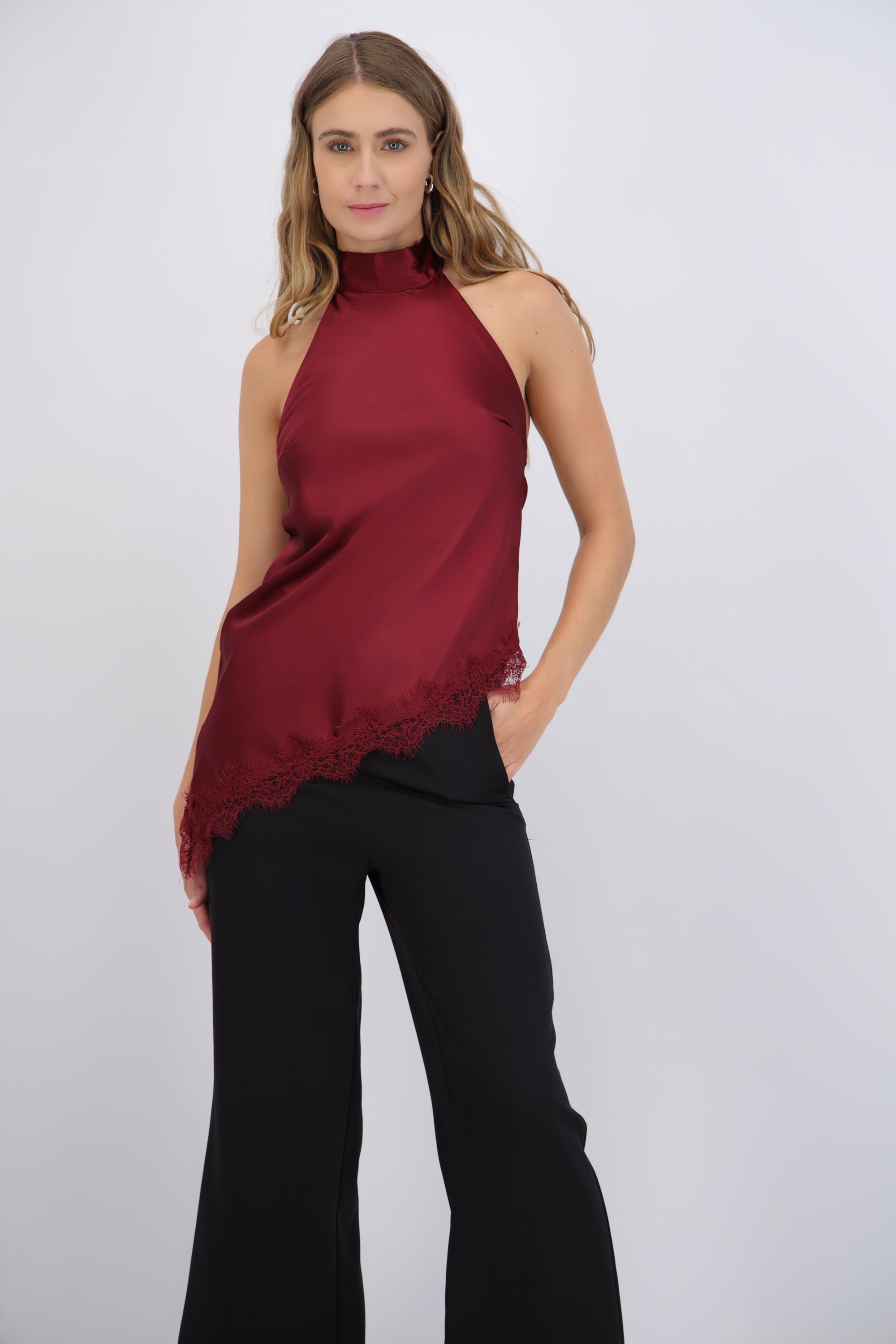 Top halter amarre satinado detalle encaje
