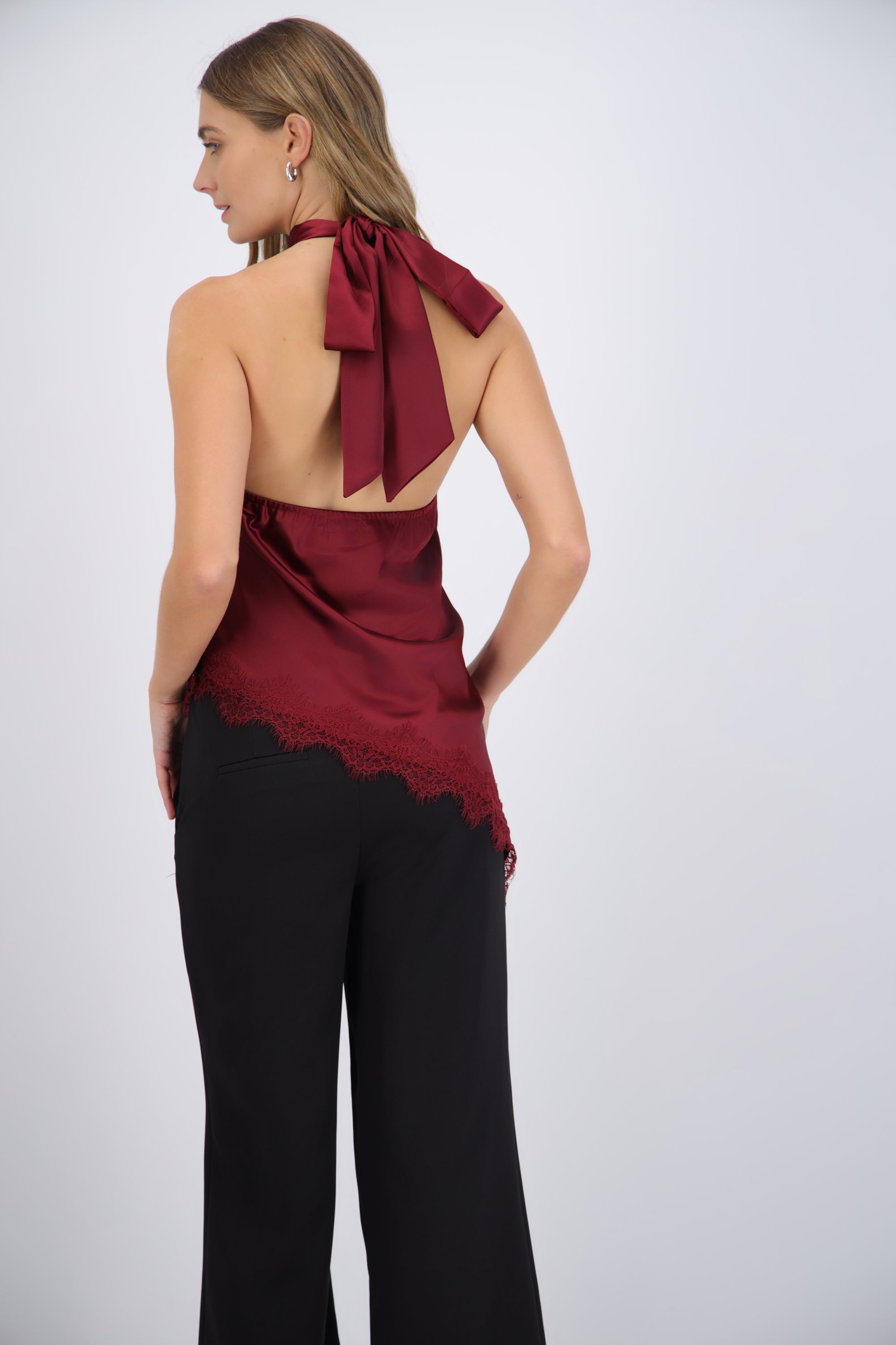 Top halter amarre satinado detalle encaje