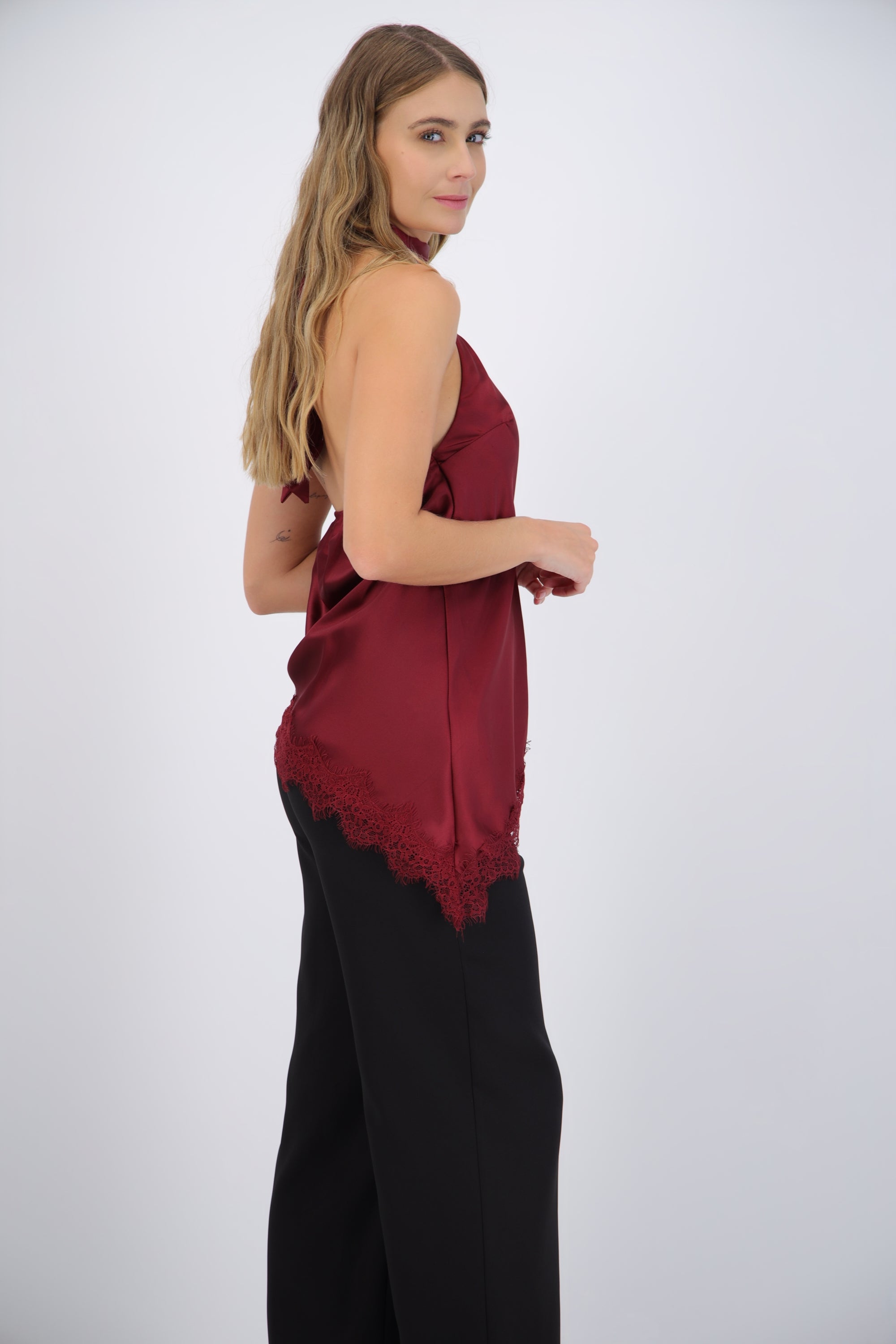 Top halter amarre satinado detalle encaje