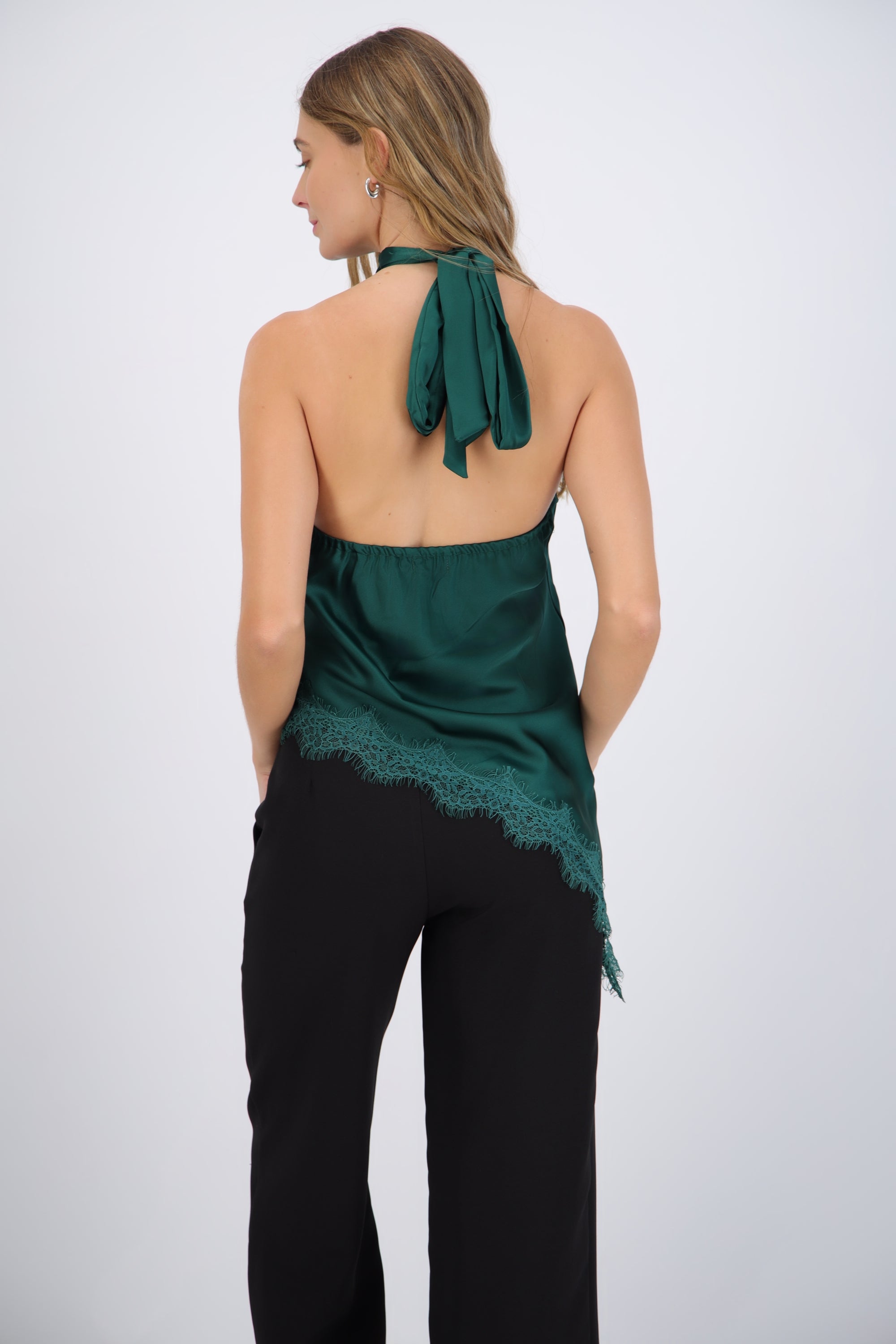 Top halter amarre satinado detalle encaje