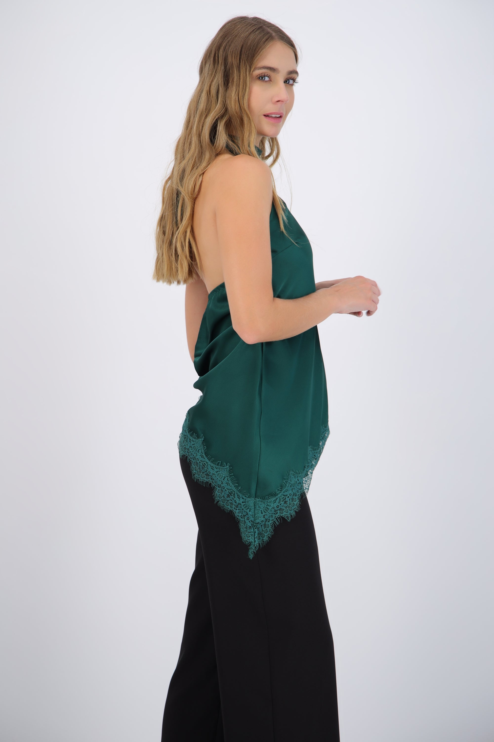 Top halter amarre satinado detalle encaje