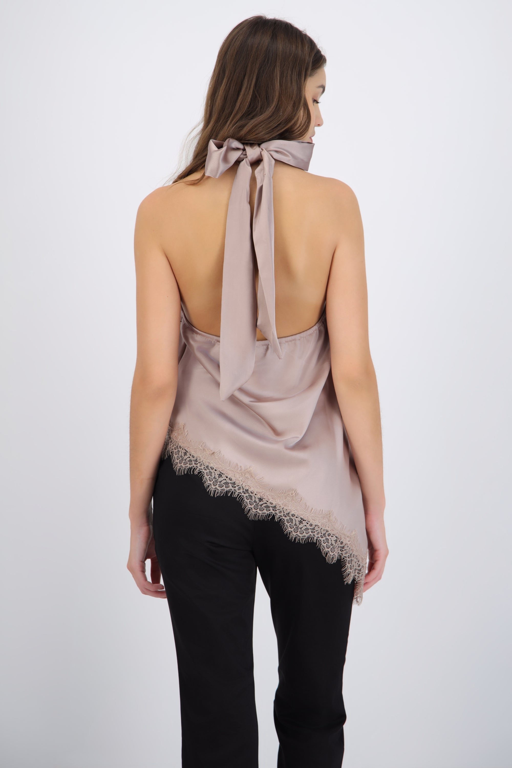 Top halter amarre satinado detalle encaje