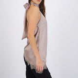 Top halter amarre satinado detalle encaje