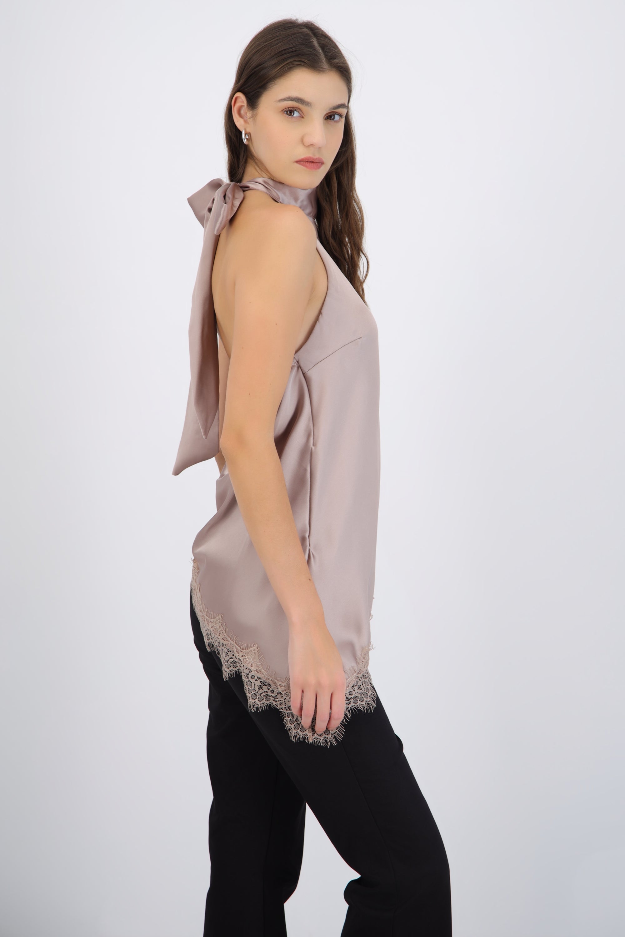 Top halter amarre satinado detalle encaje