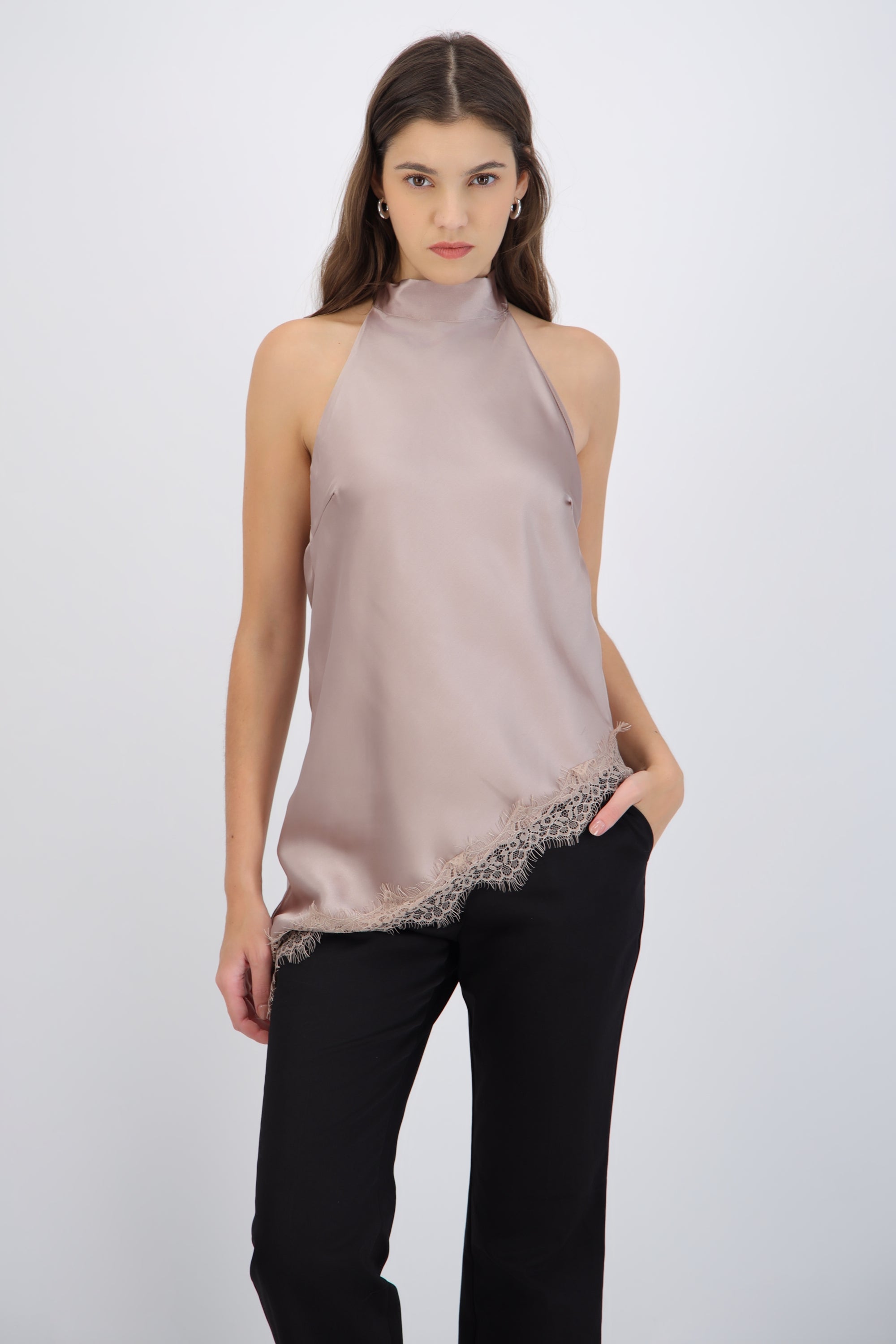 Top halter amarre satinado detalle encaje