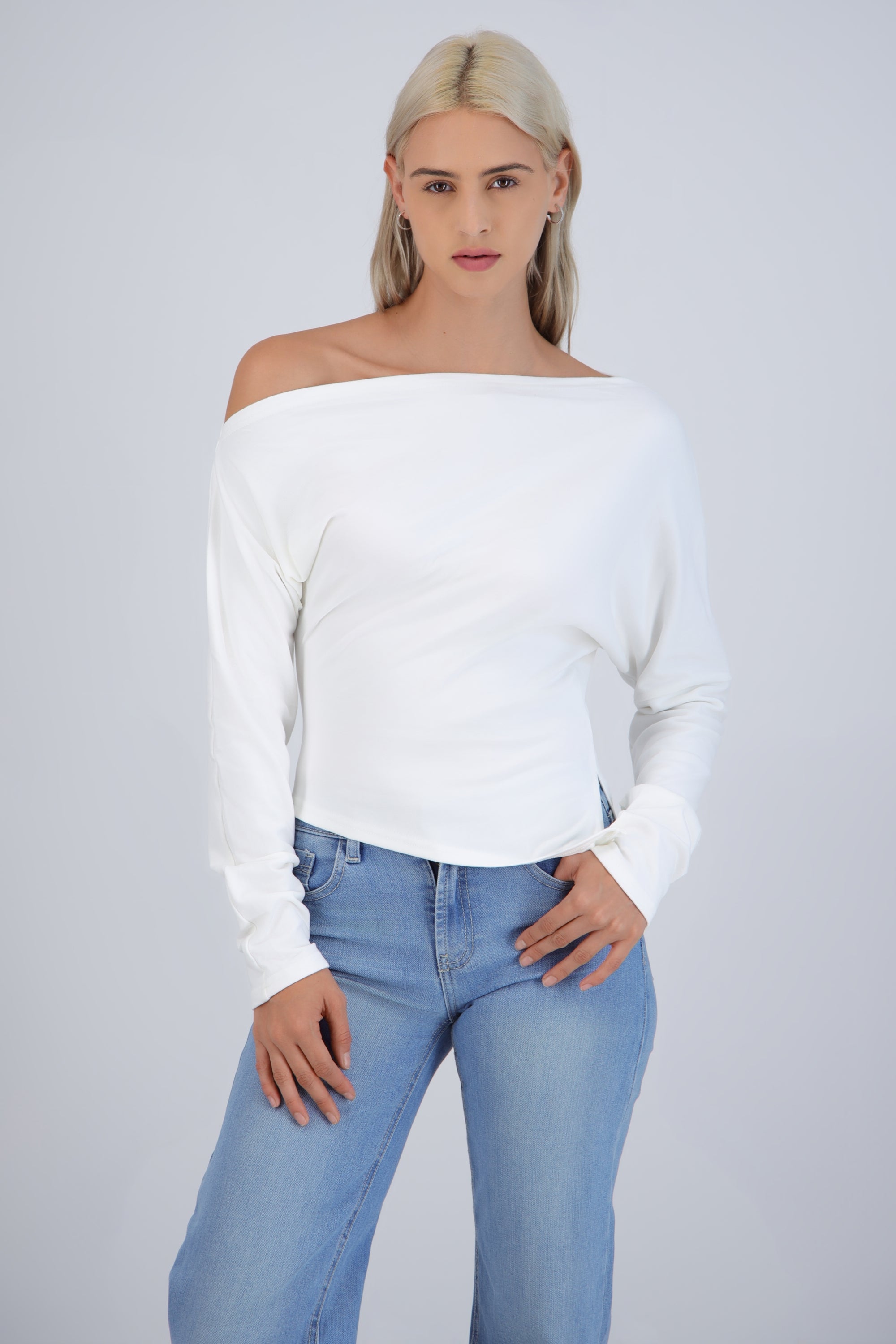 Camiseta cuello barca asimétrica