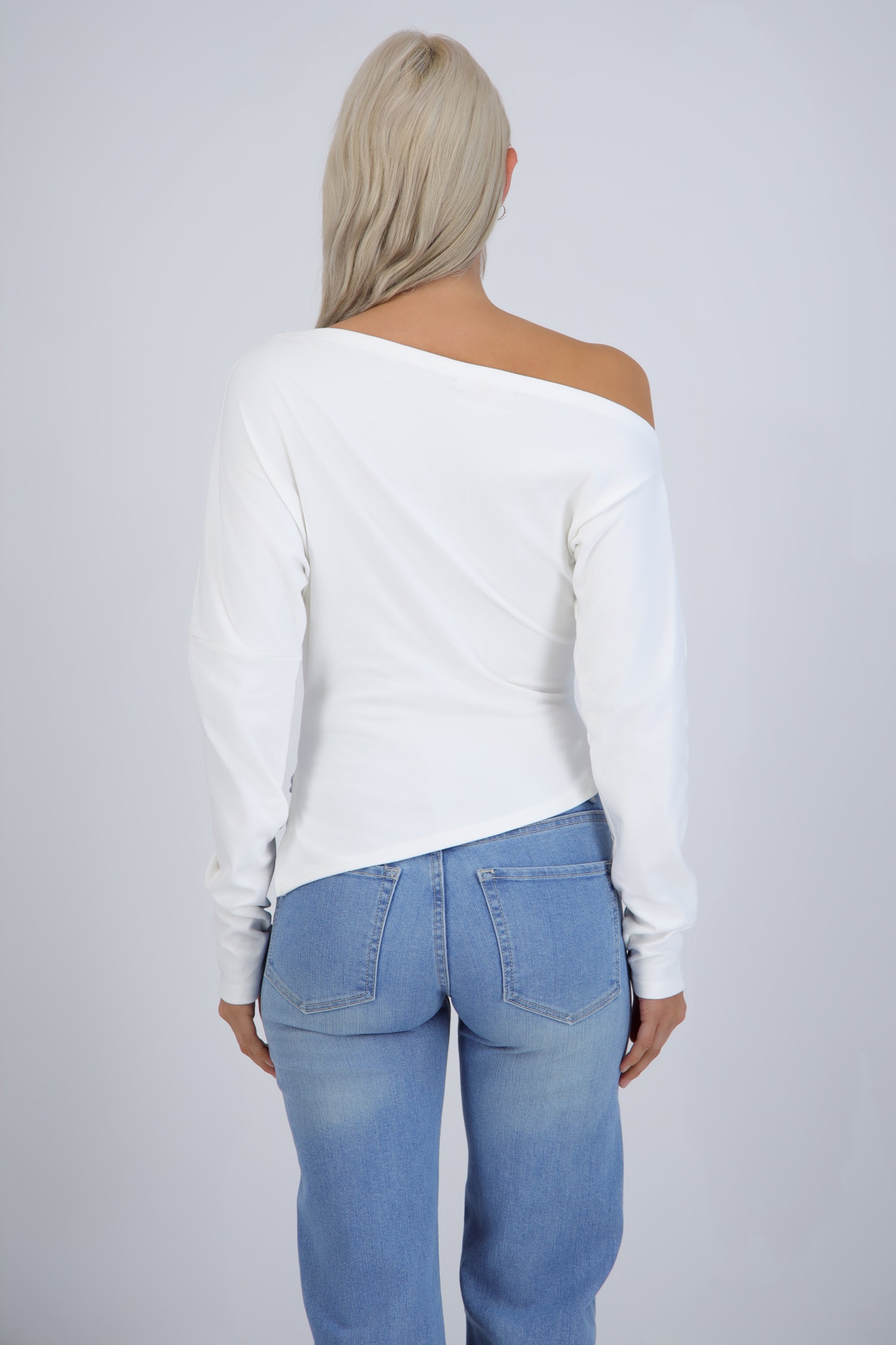 Camiseta cuello barca asimétrica