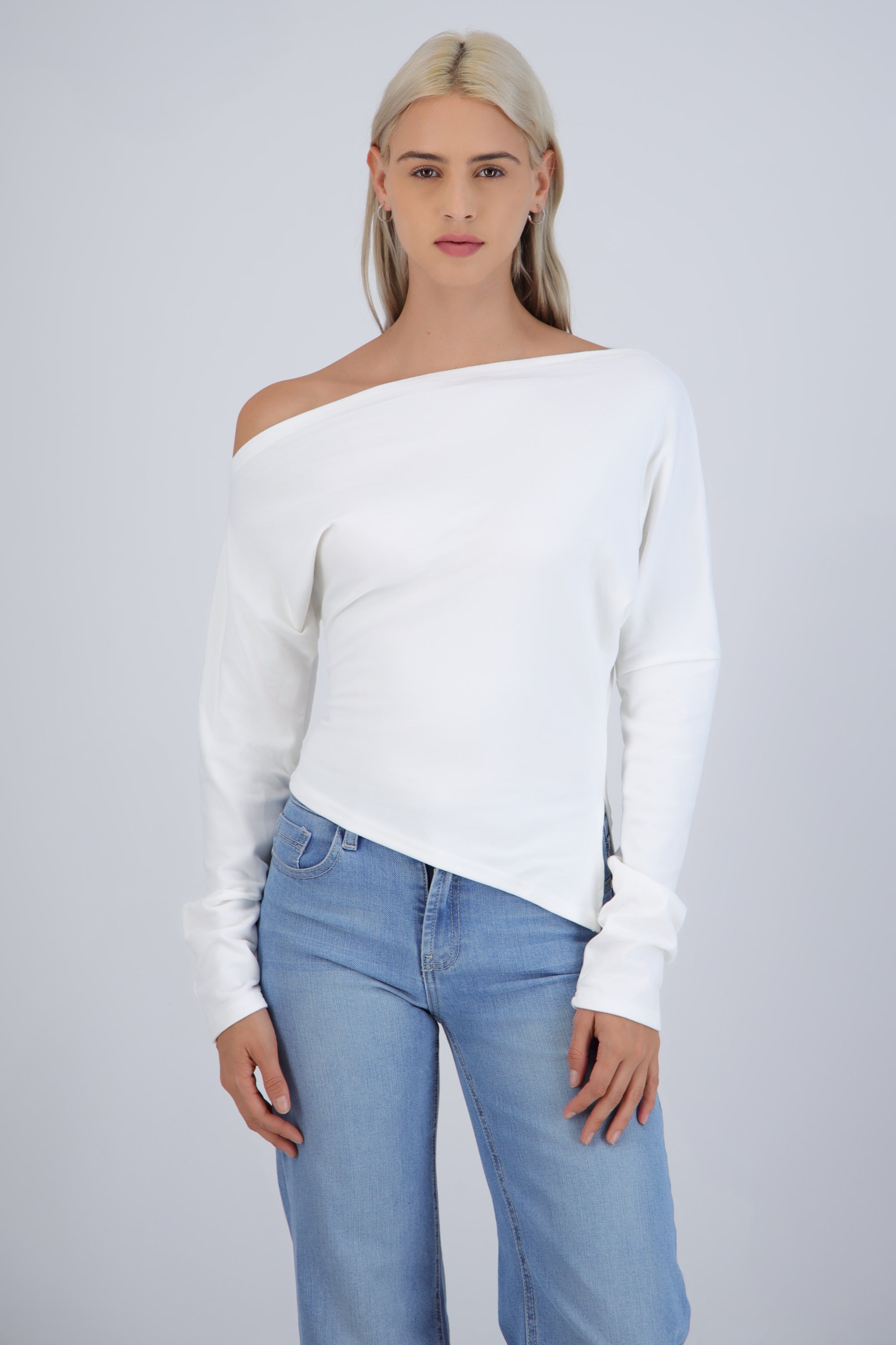 Camiseta cuello barca asimétrica
