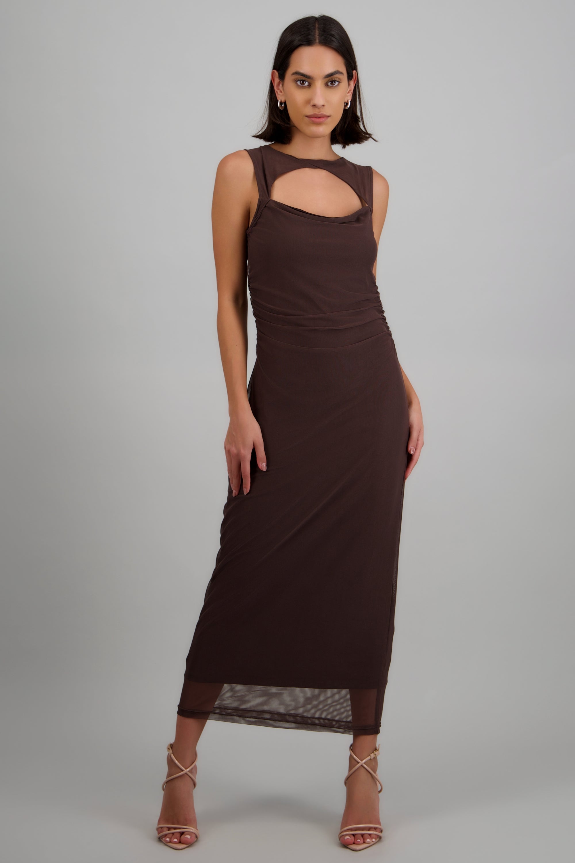 Vestido maxi sin magas detalle abertura escote CHOCOLATE