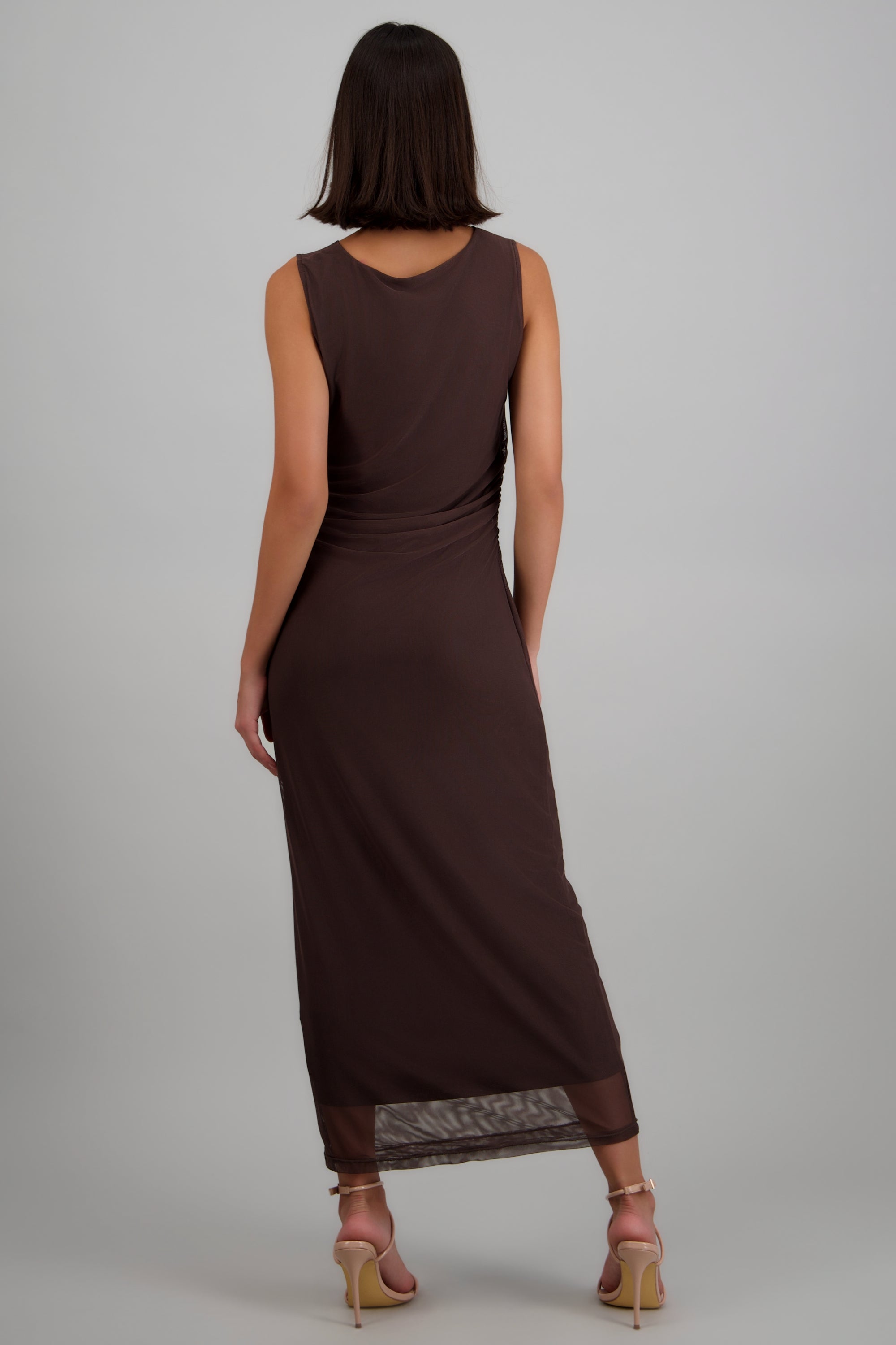 Vestido maxi sin magas detalle abertura escote CHOCOLATE