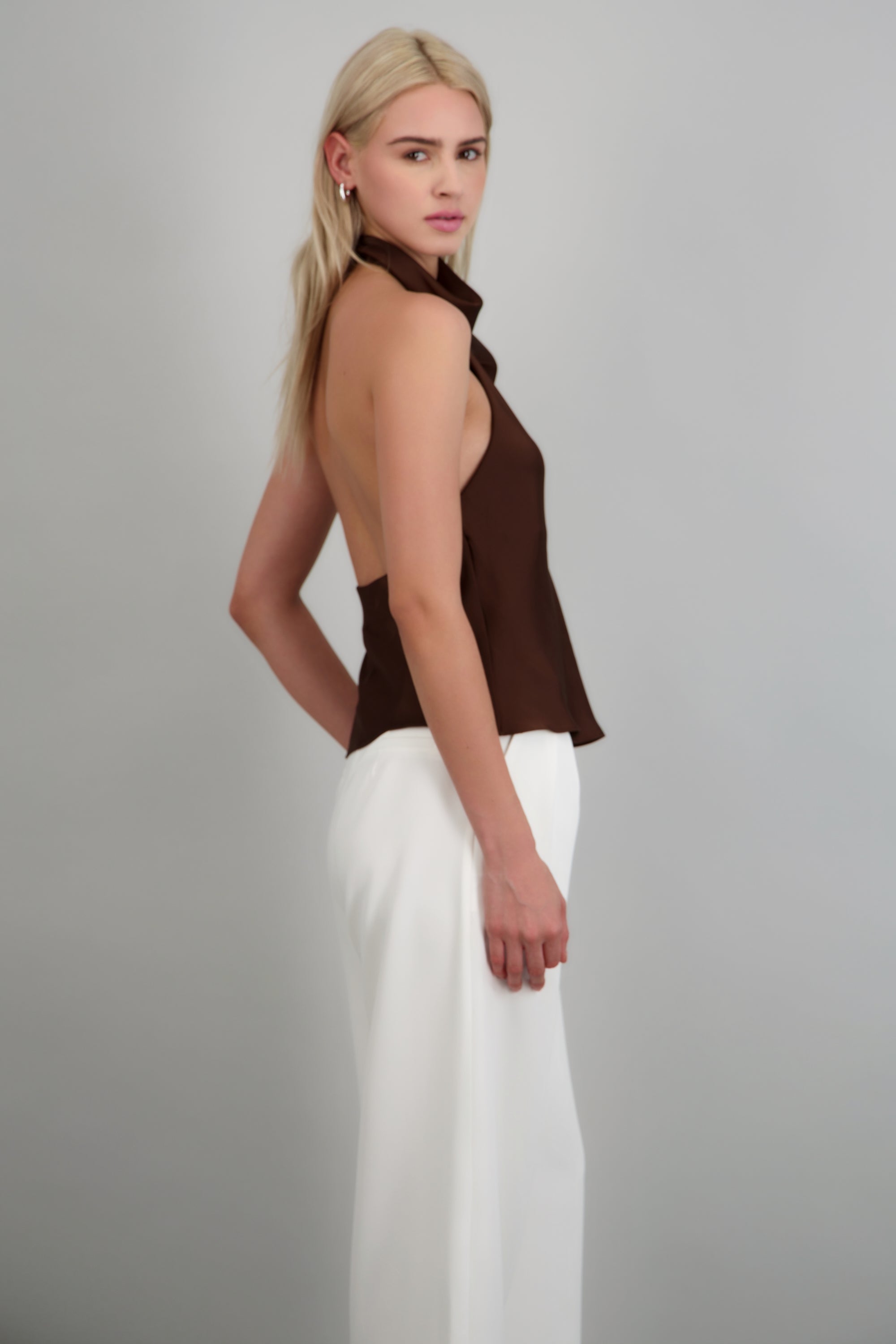 Top halter de cuello cascada satinado CHOCOLATE
