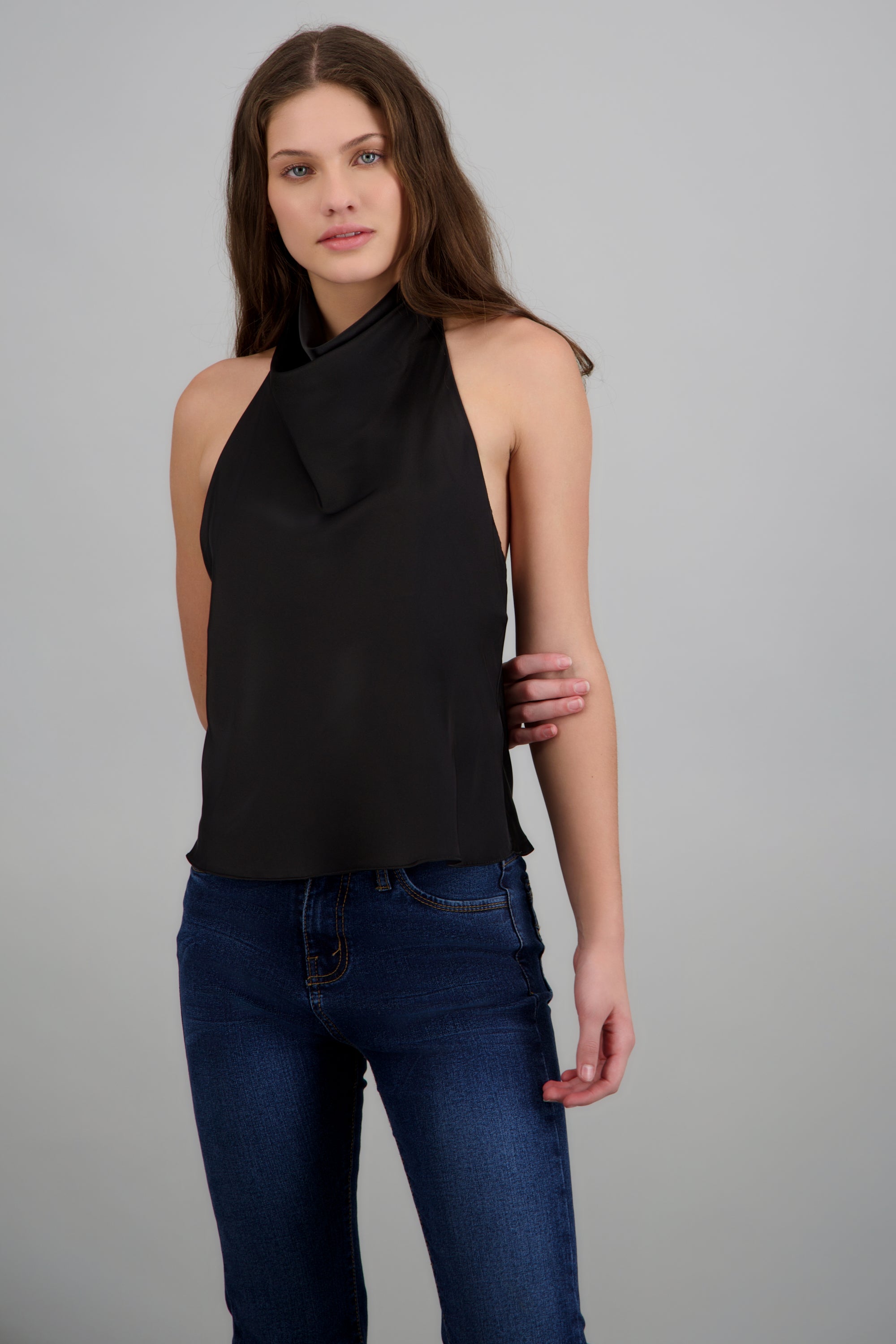 Top halter de cuello cascada satinado NEGRO