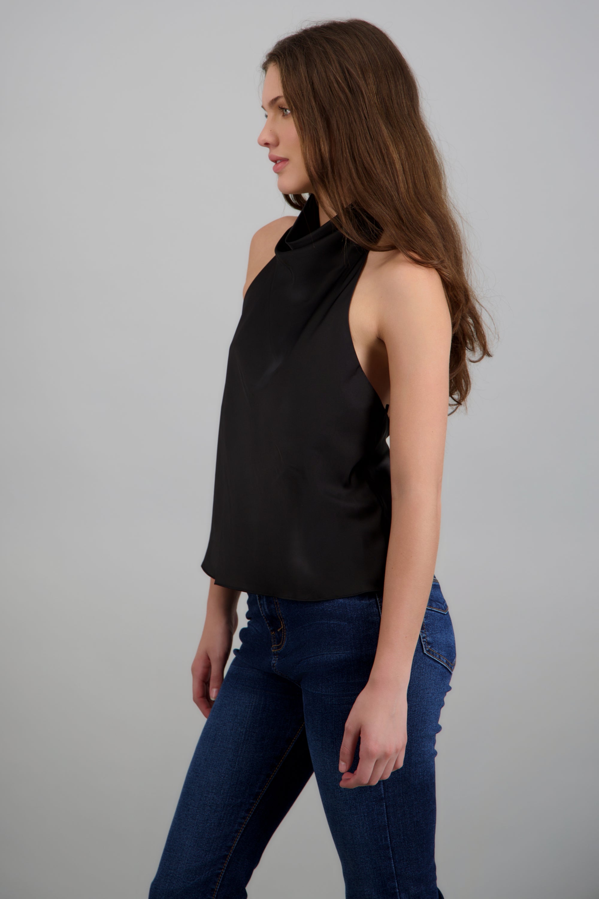 Top halter de cuello cascada satinado NEGRO