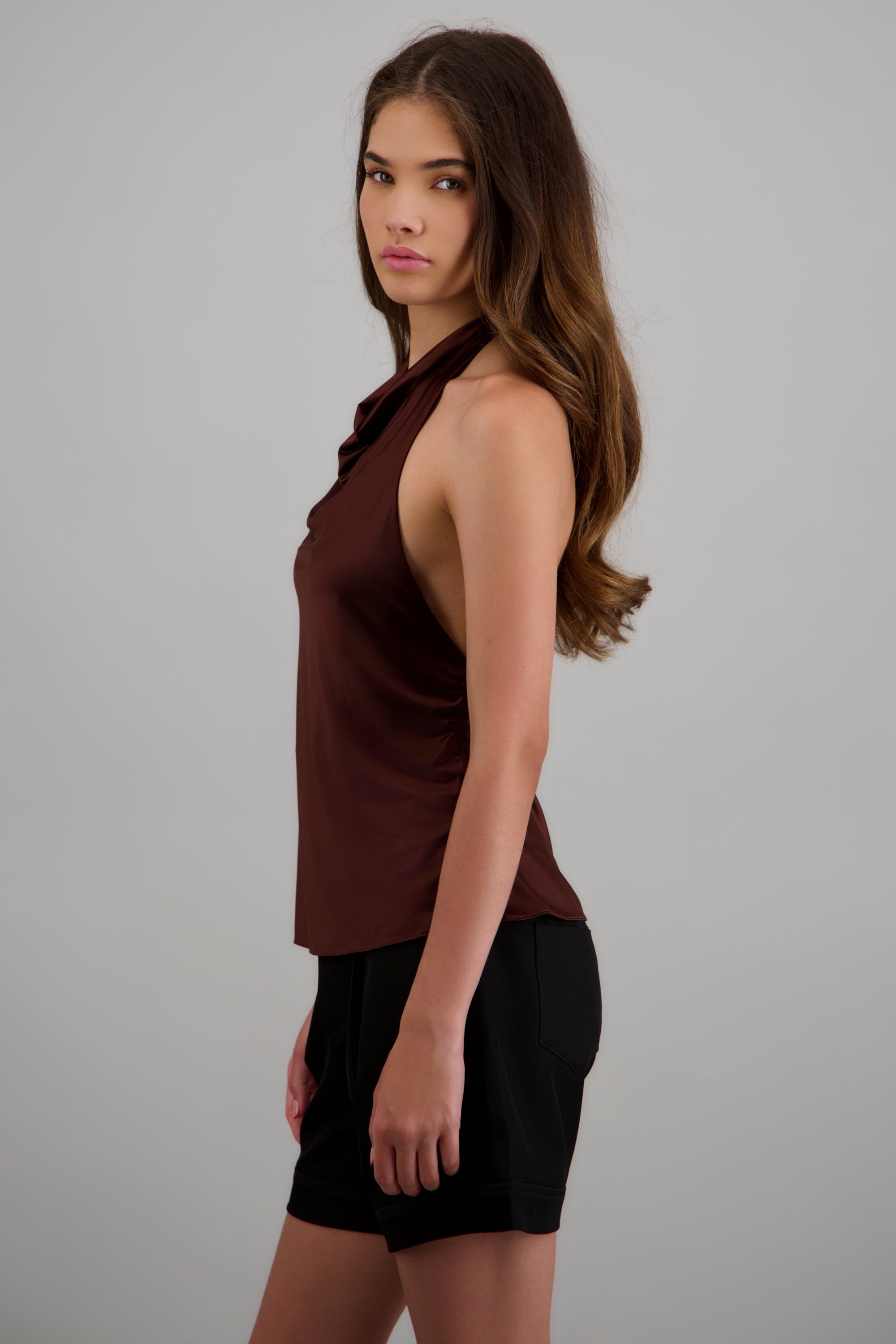 Top sin mangas escote halter CHOCOLATE