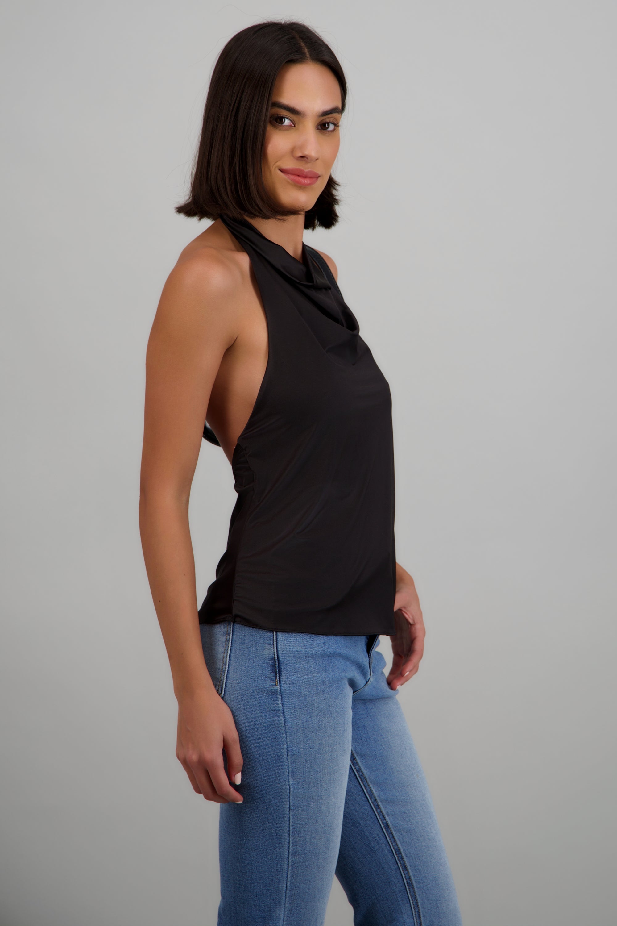 Top sin mangas escote halter NEGRO