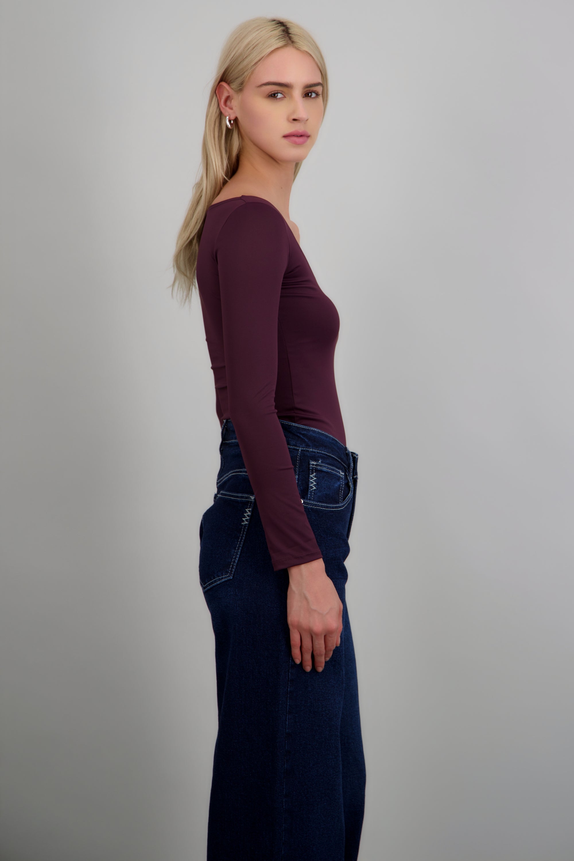 Bodysuit liso con manga larga y escote redondo CIRUELA