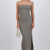 Vestido maxi strapless abertura