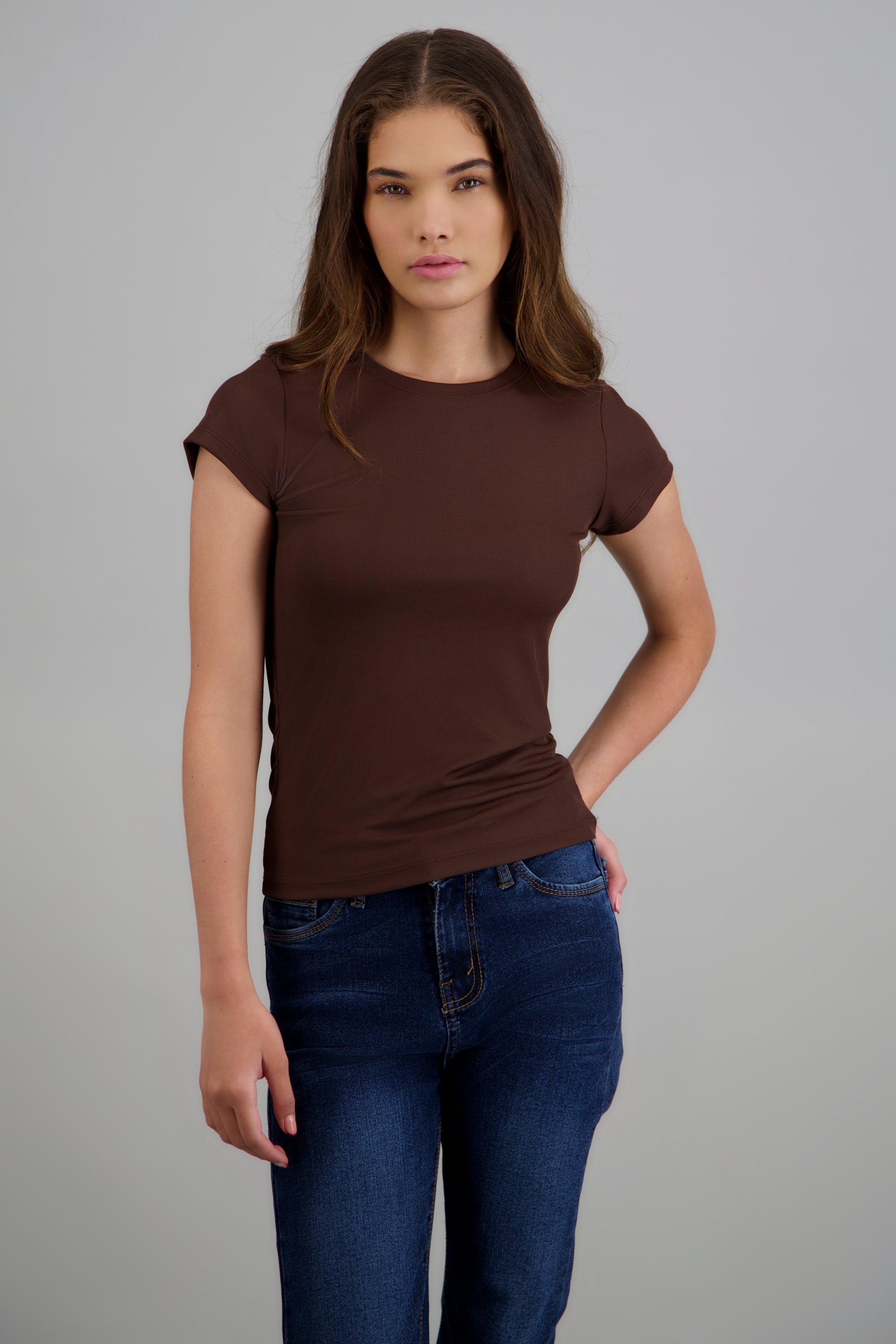 Top manga corta cuello redondo liso CHOCOLATE