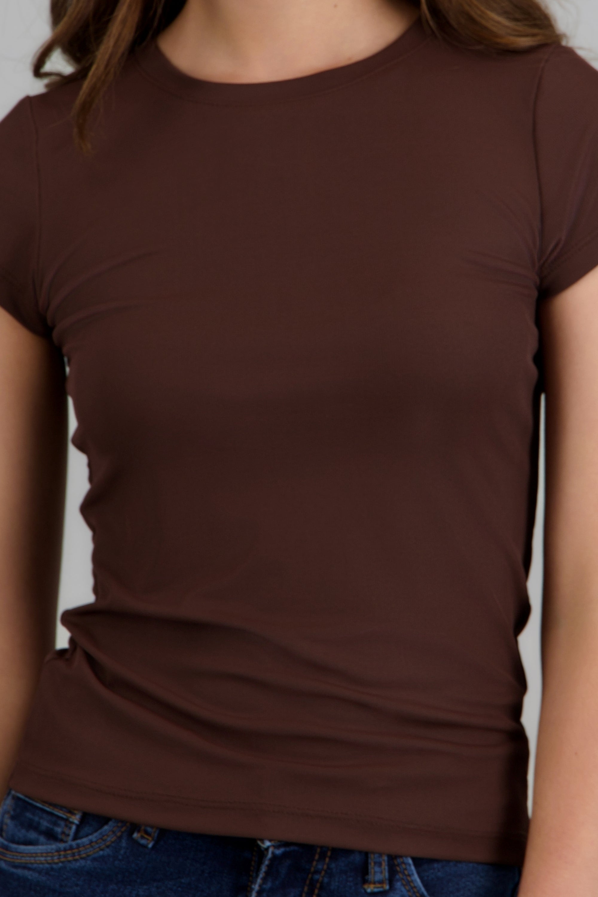 Top manga corta cuello redondo liso CHOCOLATE