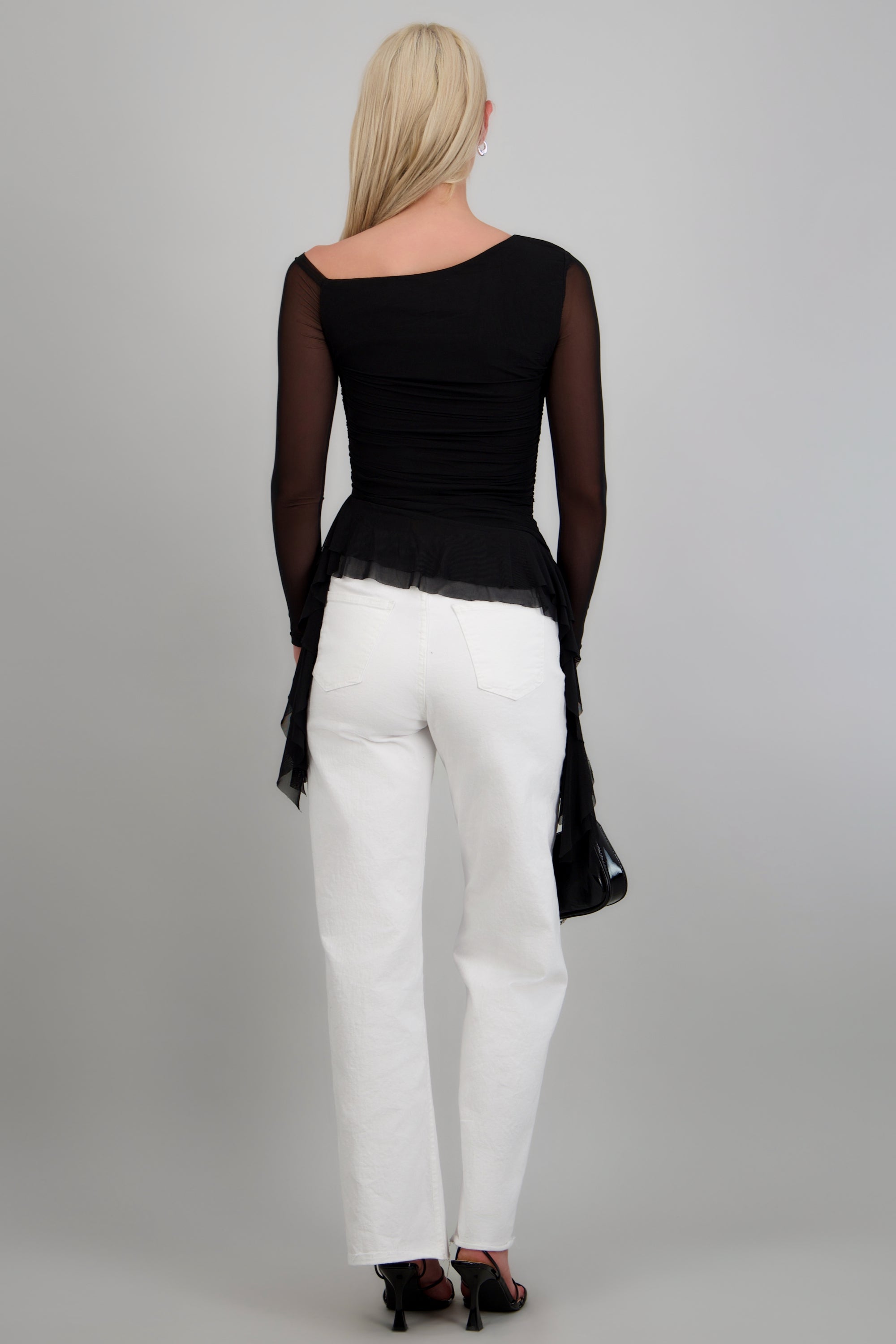 Top de mesh con escote asimetrico y olanes NEGRO