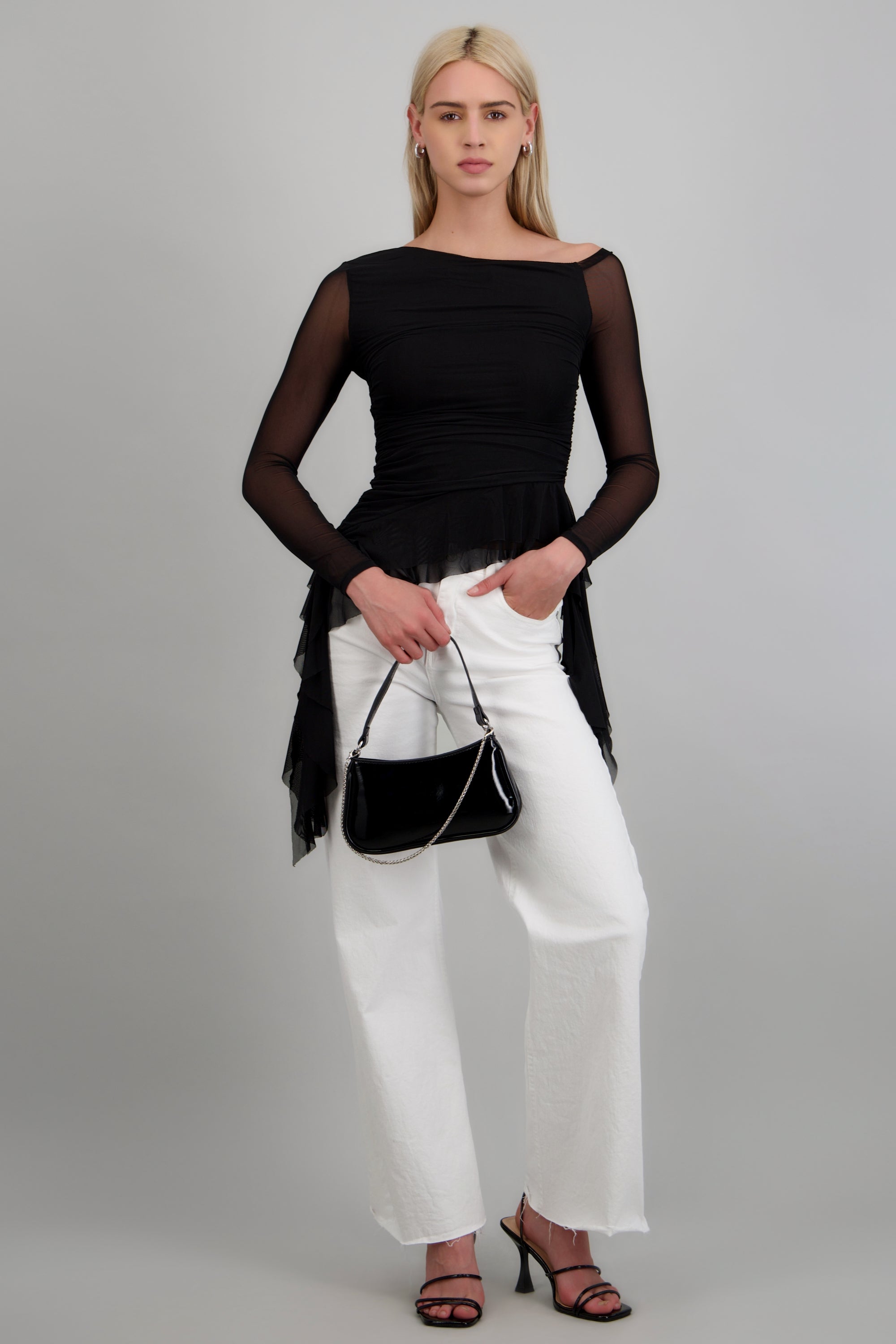 Top de mesh con escote asimetrico y olanes NEGRO