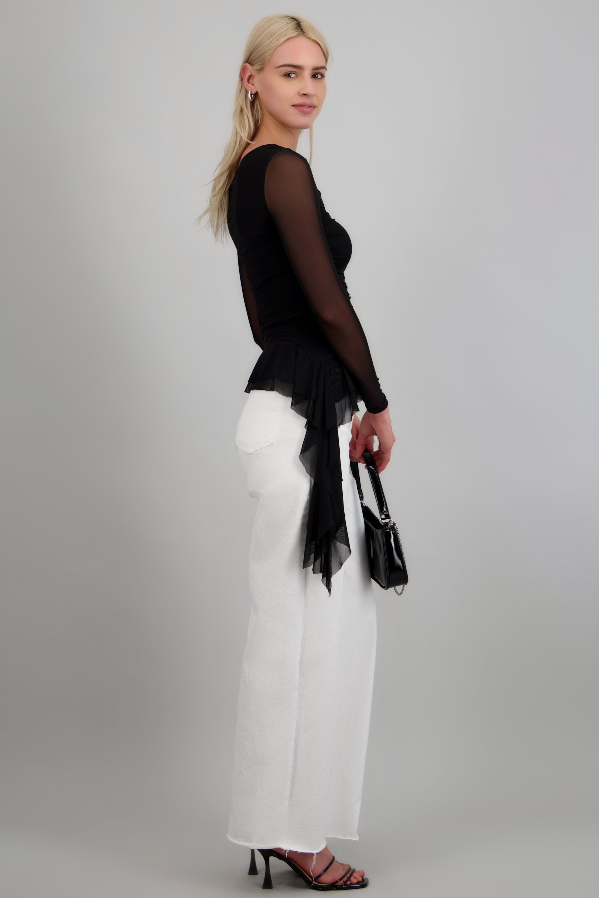 Top de mesh con escote asimetrico y olanes NEGRO