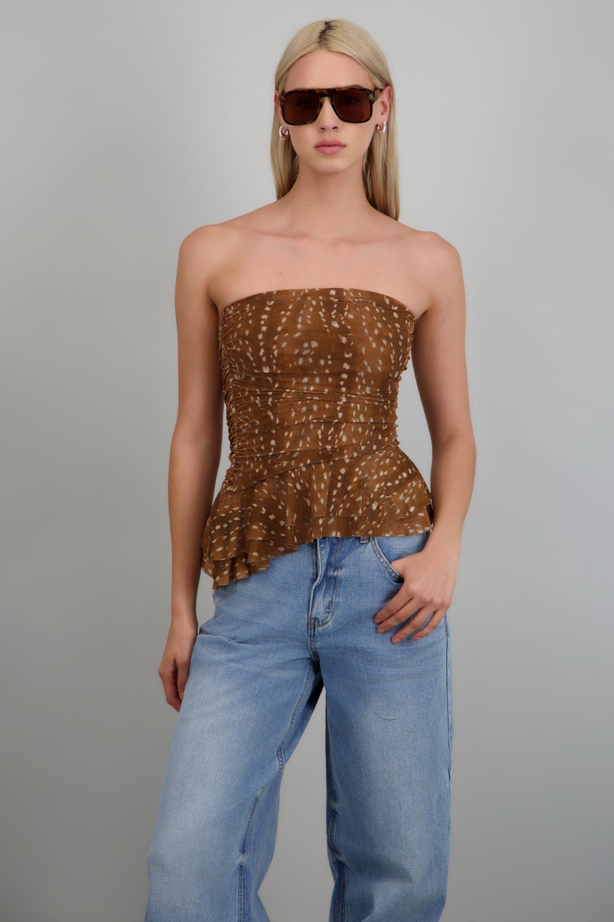 Top strapless estampado venado con olanes CAFE COMBO