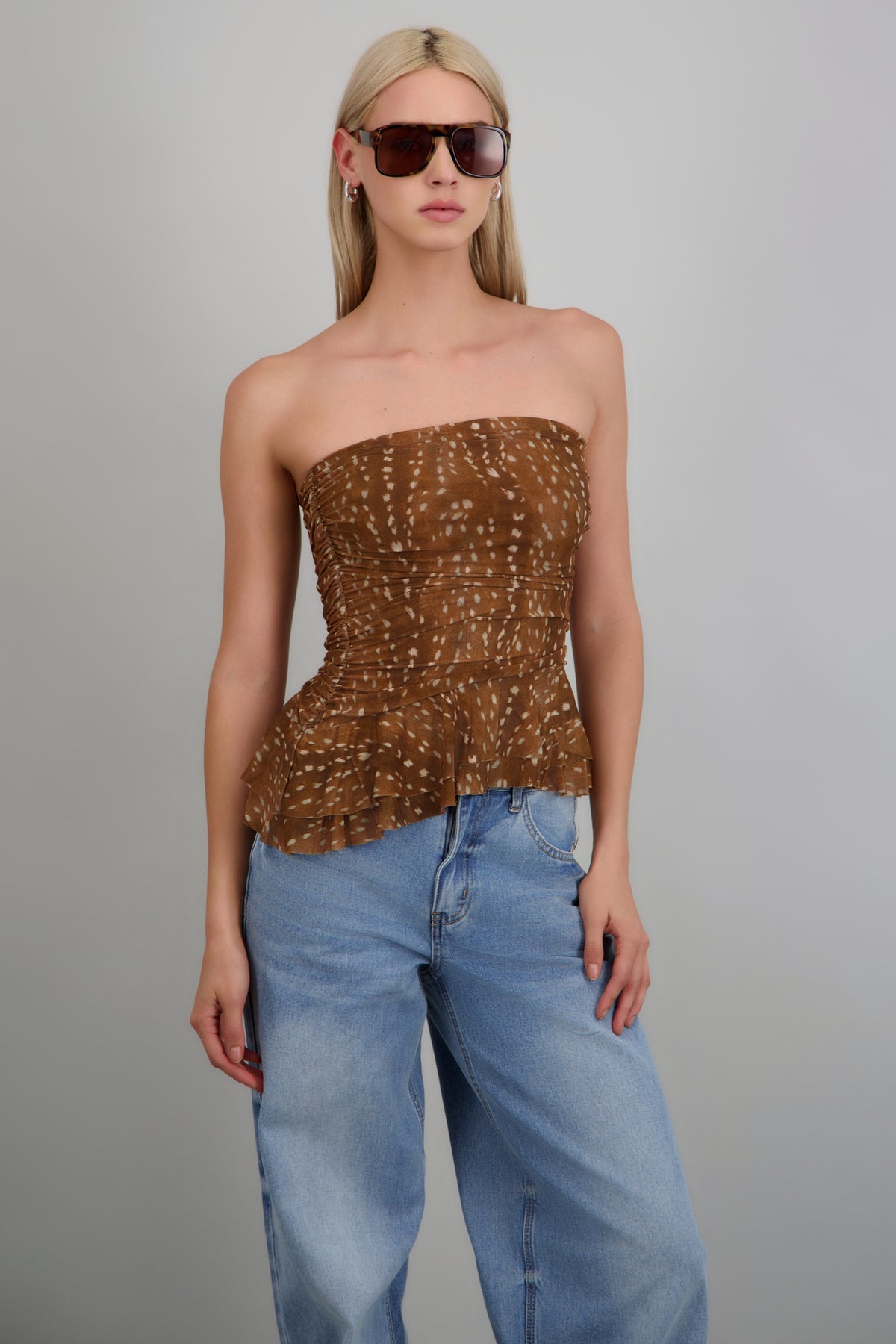Top strapless estampado venado con olanes CAFE COMBO