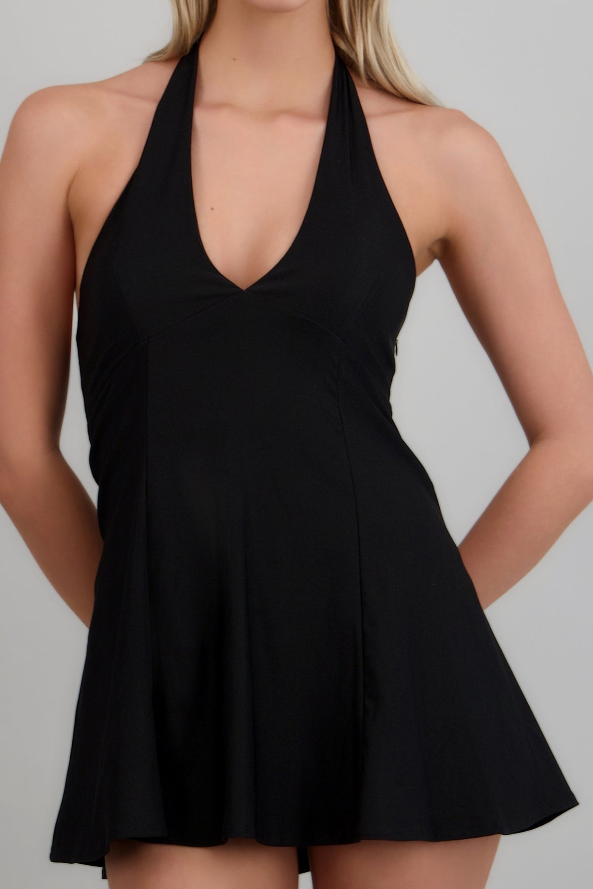 Vestido mini detalle halter espalda descubierta NEGRO