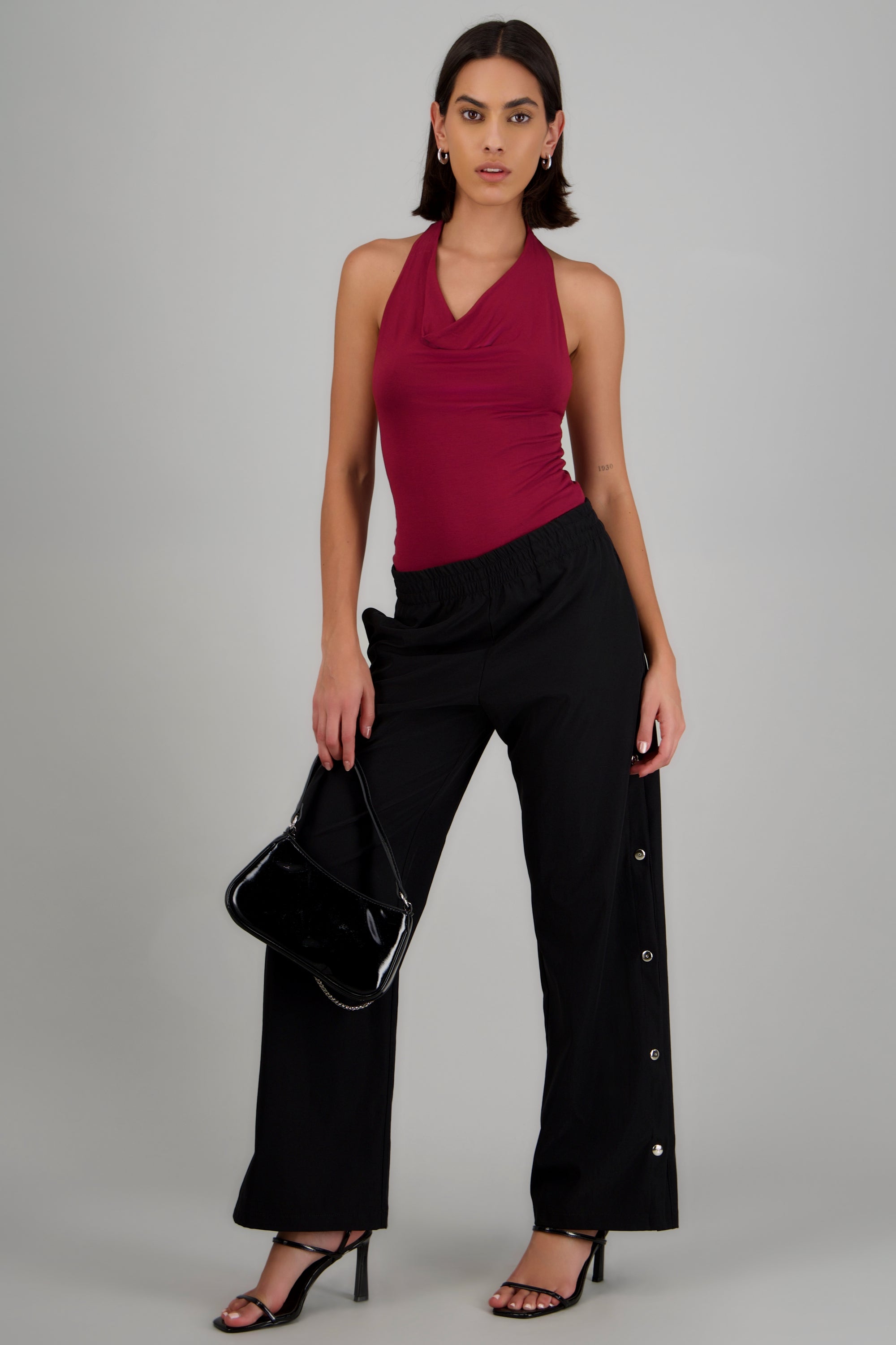 Pantalon wide detalle botones laterales NEGRO