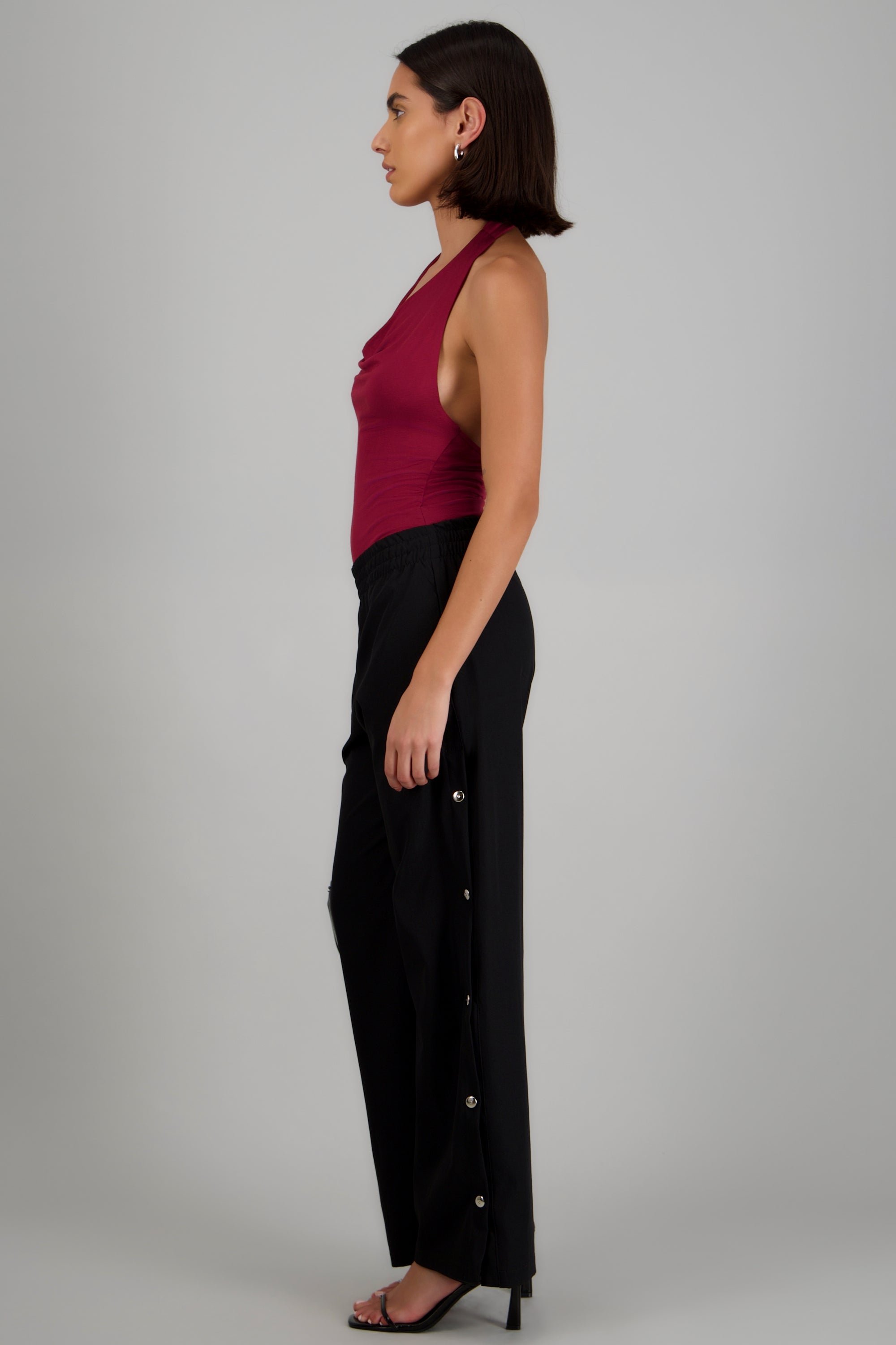 Pantalon wide detalle botones laterales NEGRO