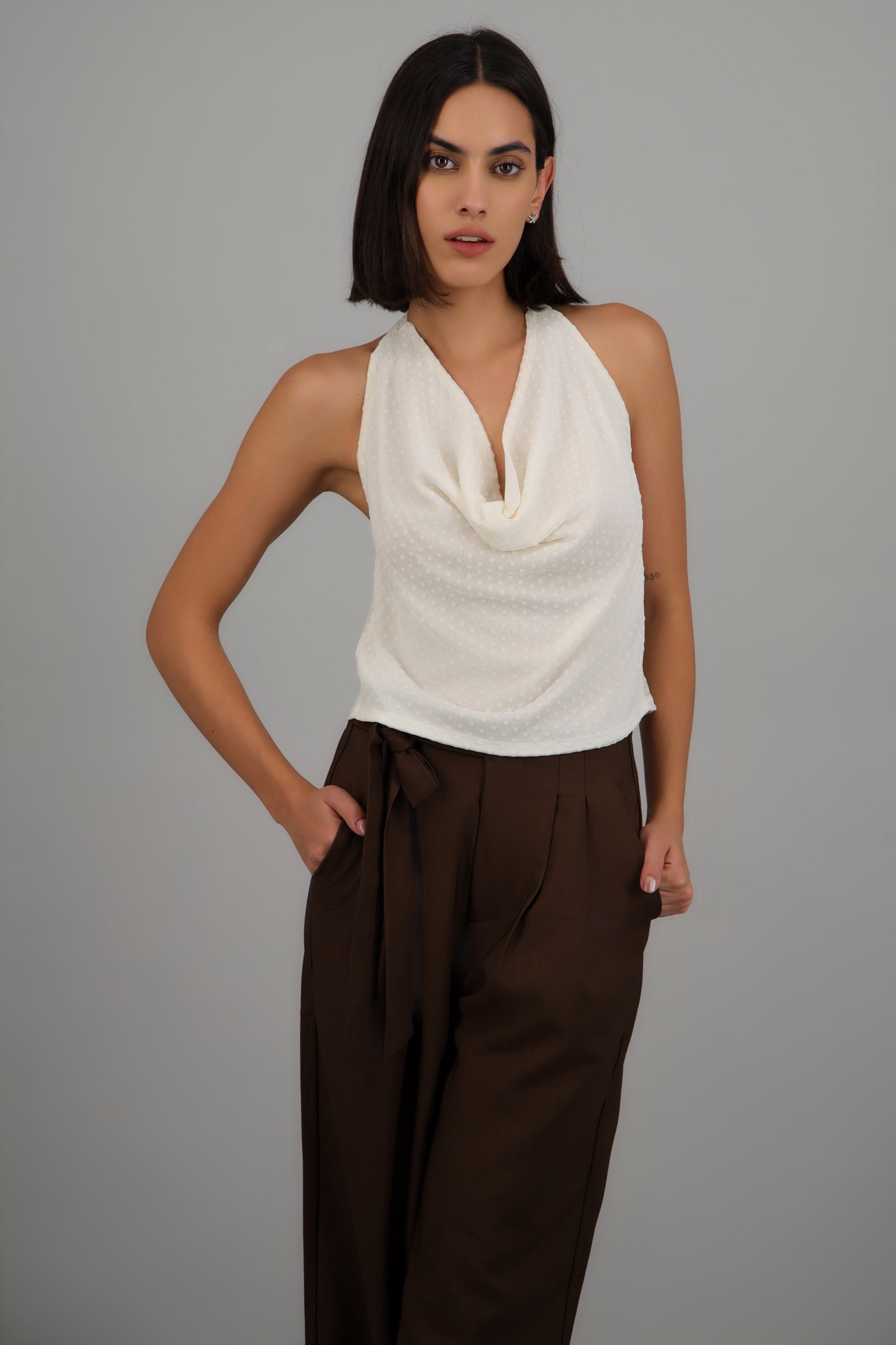 Top cuello halter detalle textura HUESO
