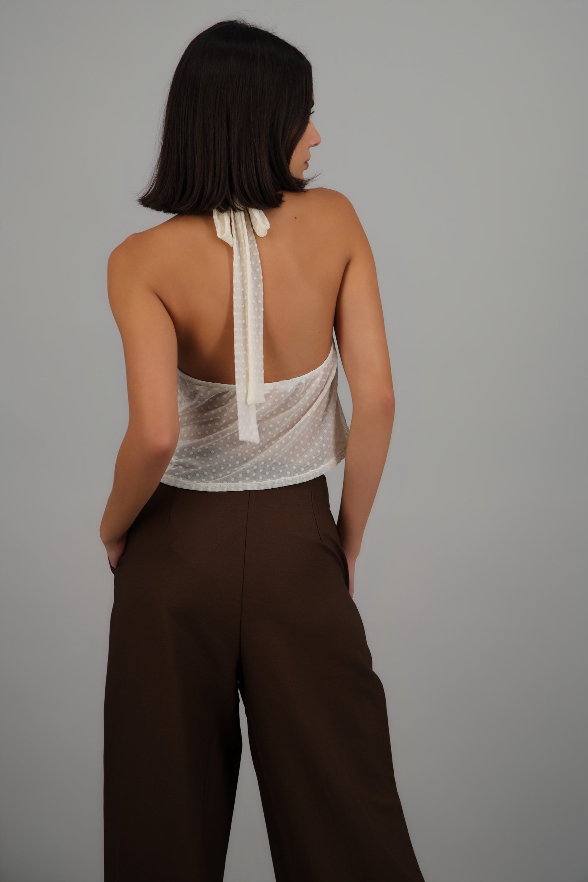 Top cuello halter detalle textura HUESO